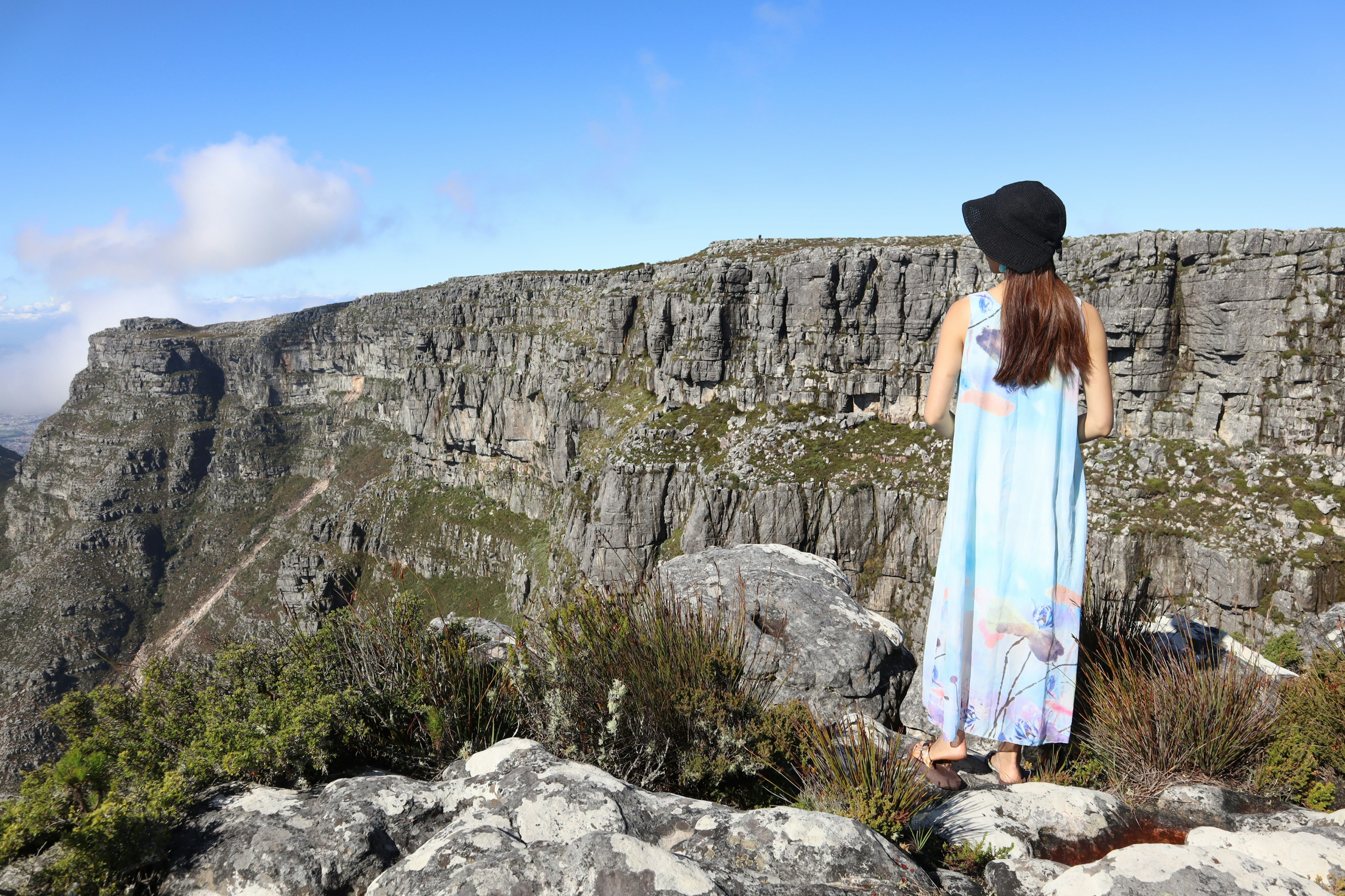 Donna che osserva le scogliere della Table Mountain