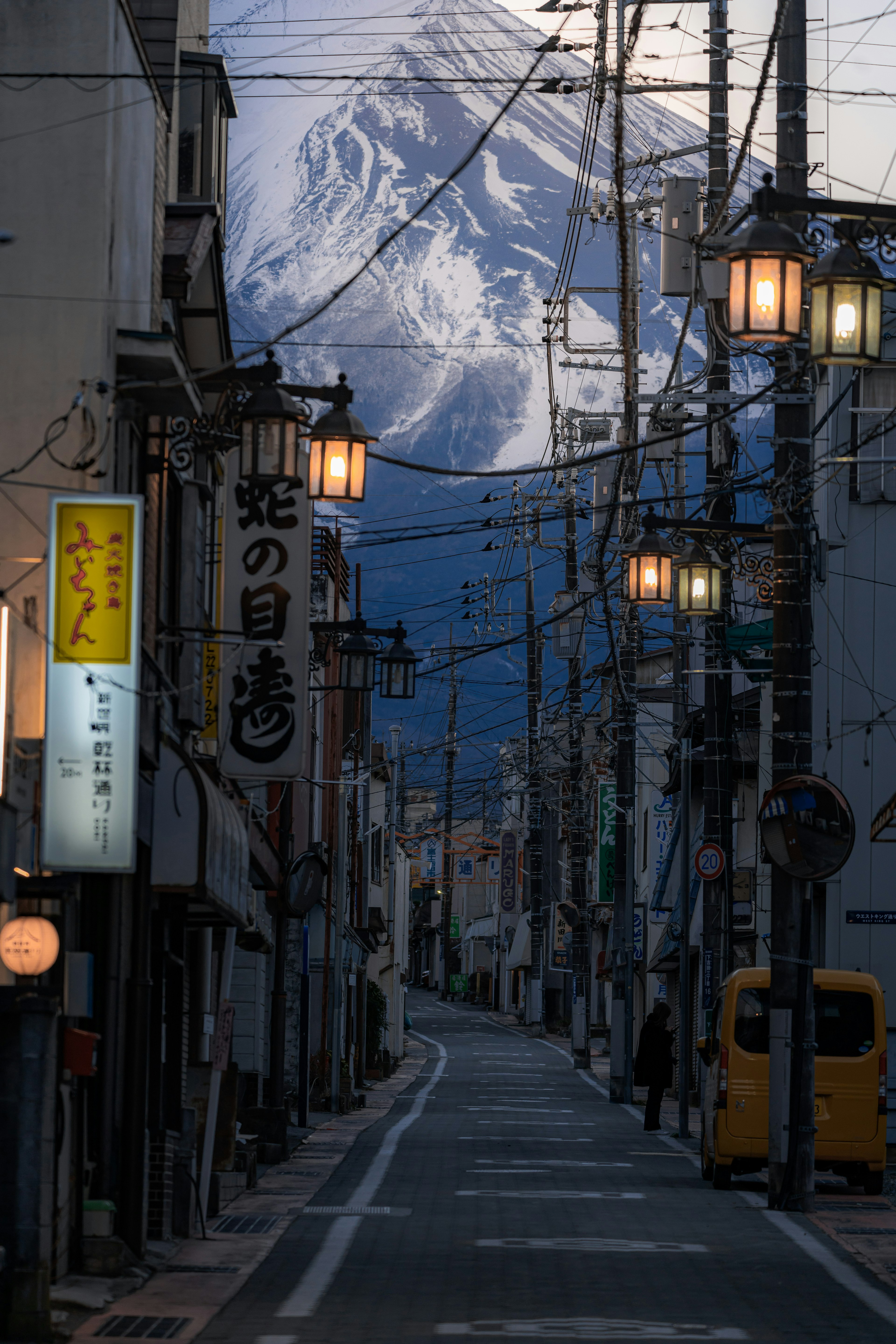 Vue de rue au crépuscule avec des montagnes en arrière-plan