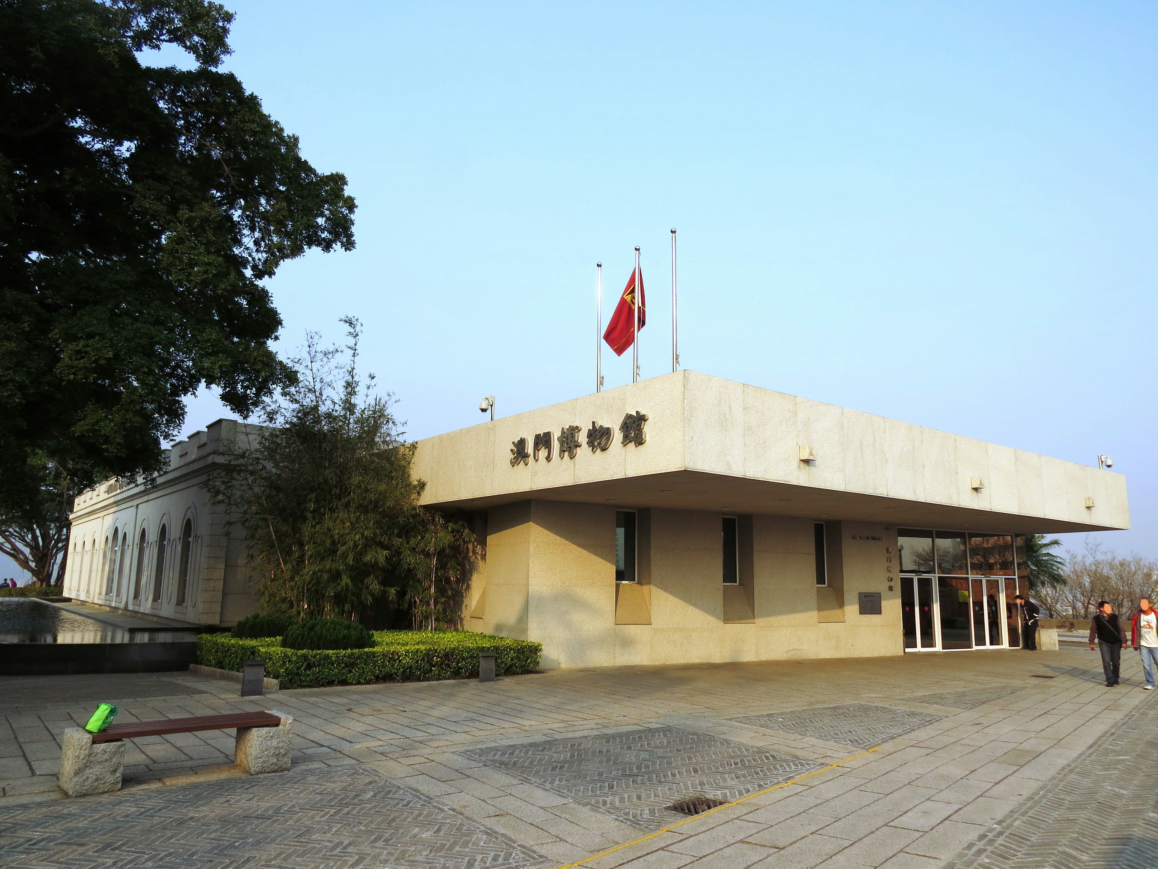 Gaya arsitektur modern dari eksterior museum Bendera nasional Tiongkok ditampilkan