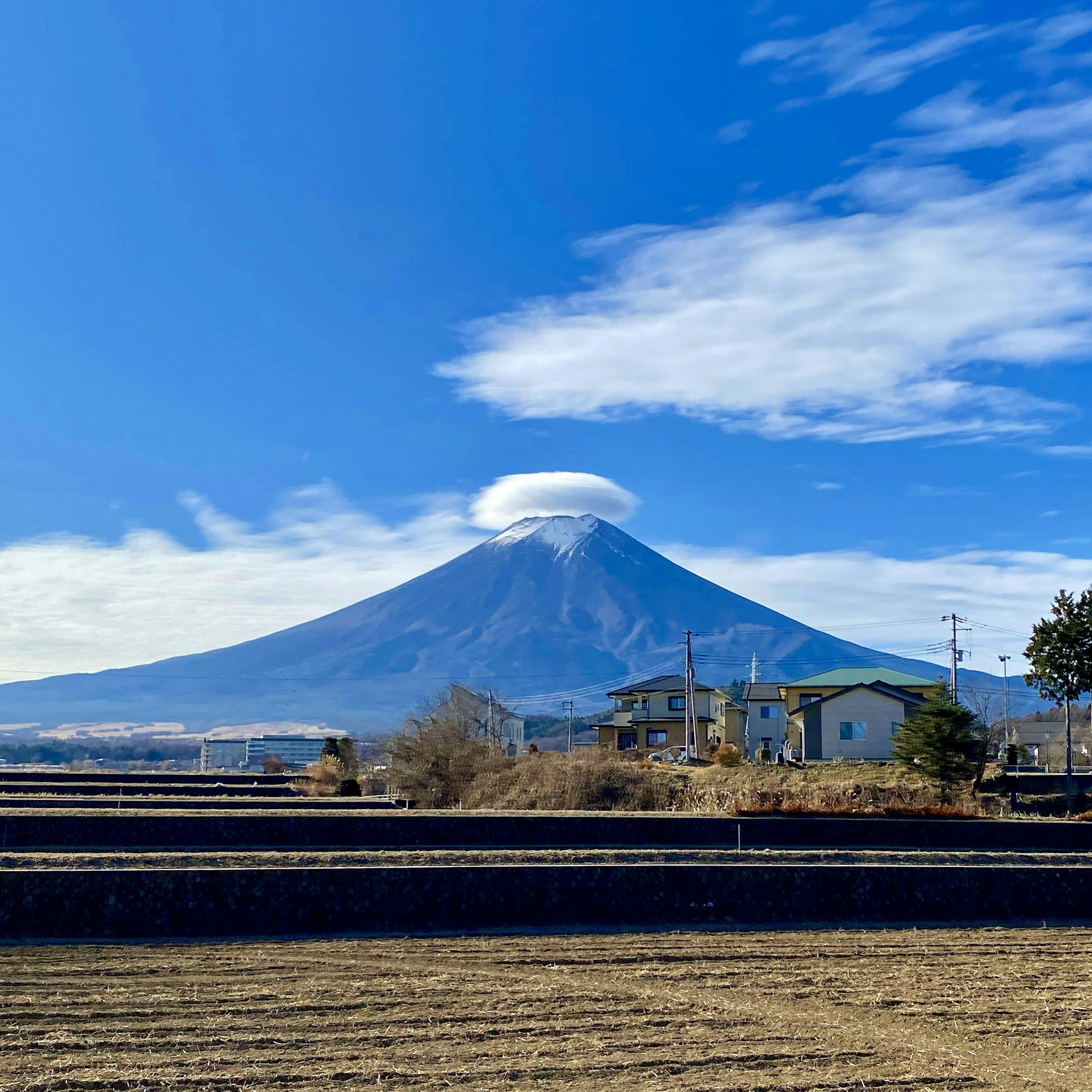 Vue pittoresque du mont Fuji avec un chapeau nuageux et un ciel bleu clair