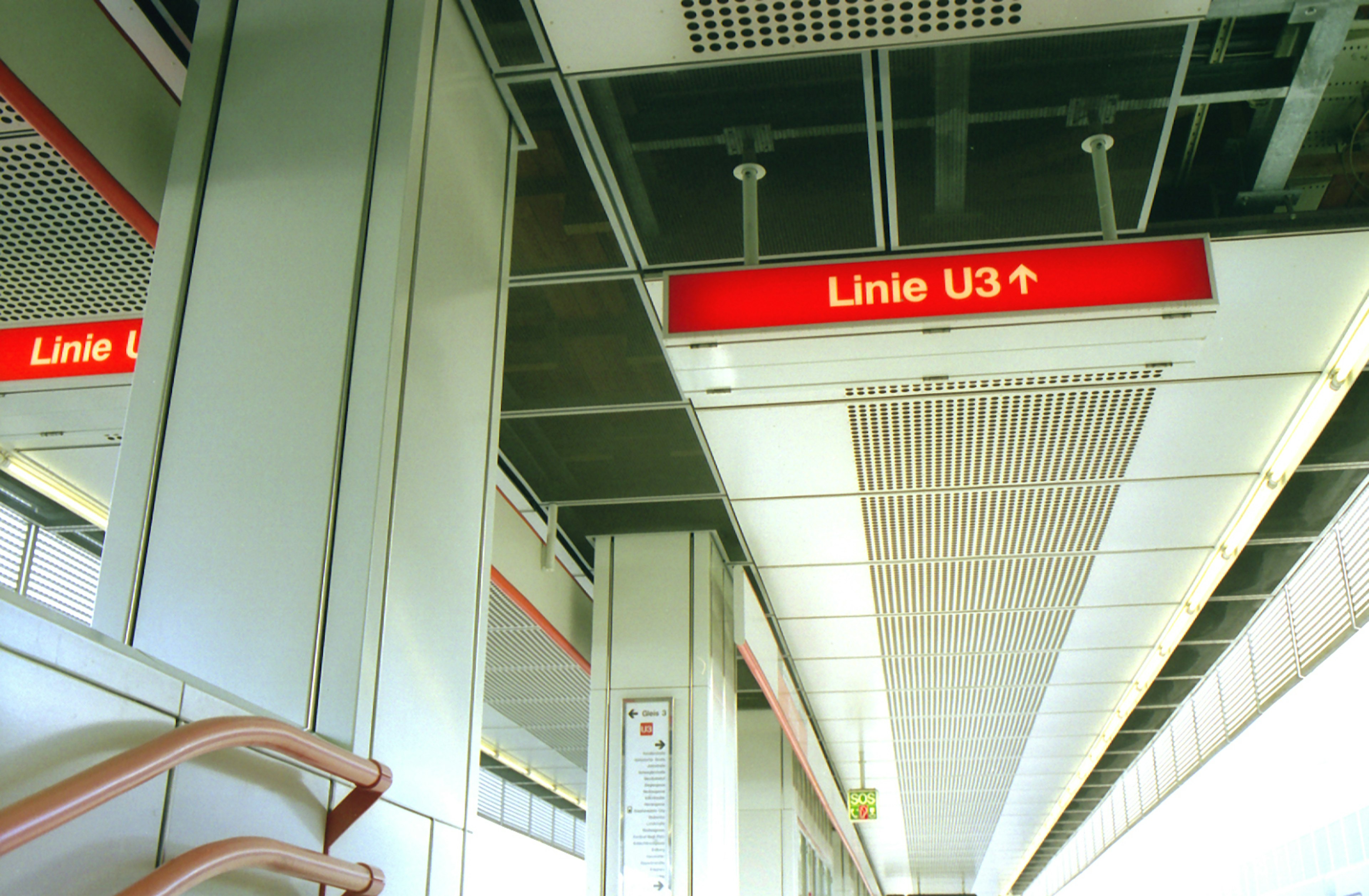 地下鉄の駅の天井にあるU3ラインの標識