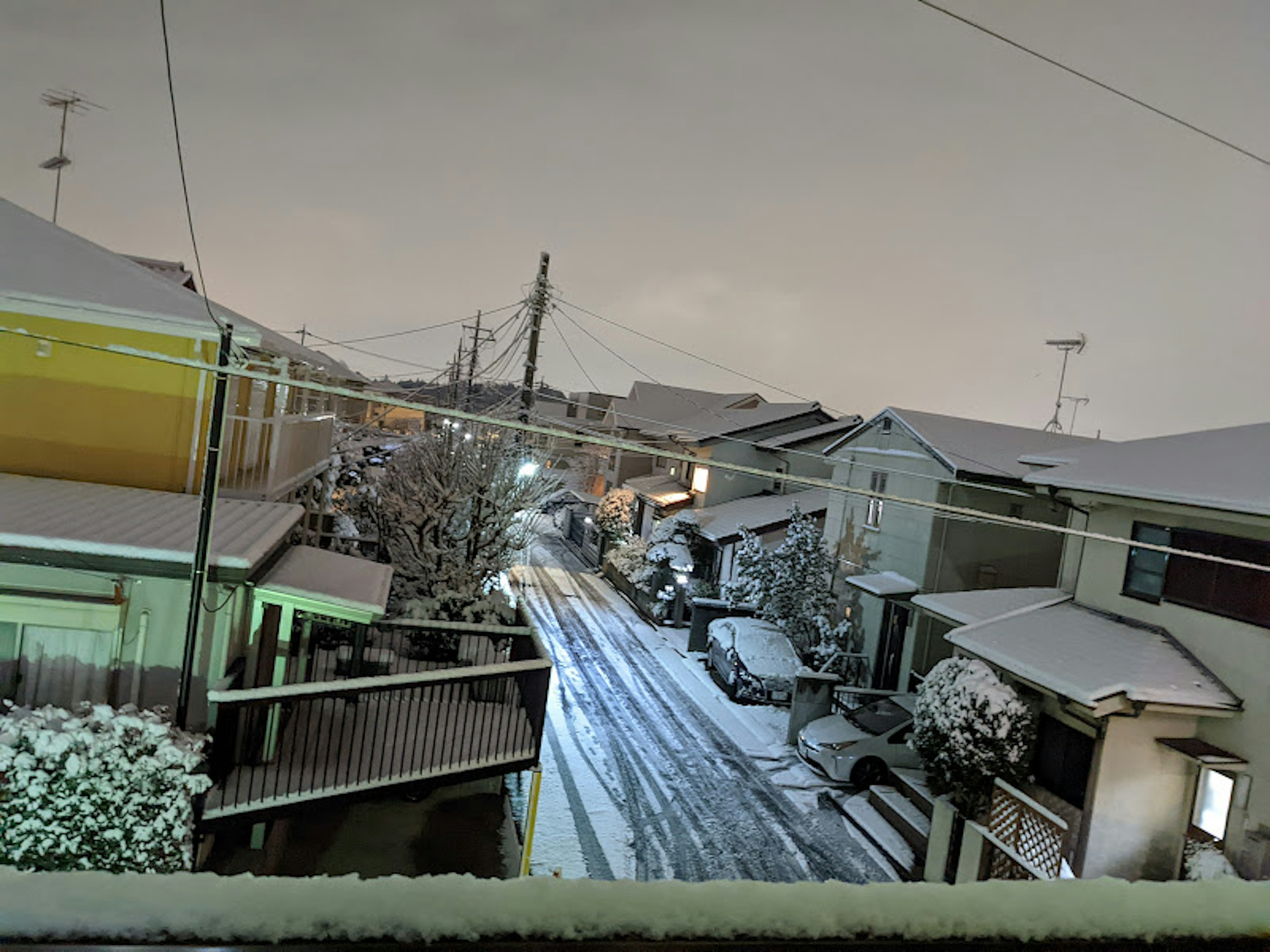 雪に覆われた静かな街並みの夜景