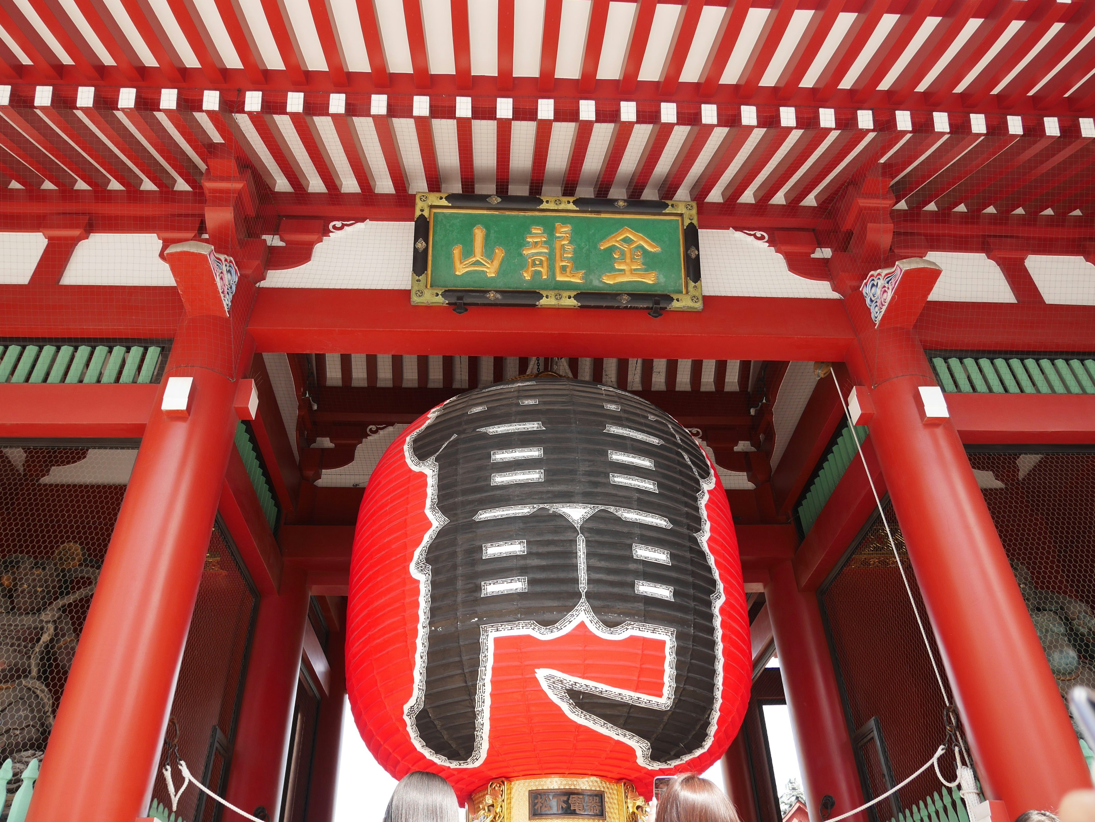 Grande lanterna rossa all'ingresso del tempio Senso-ji