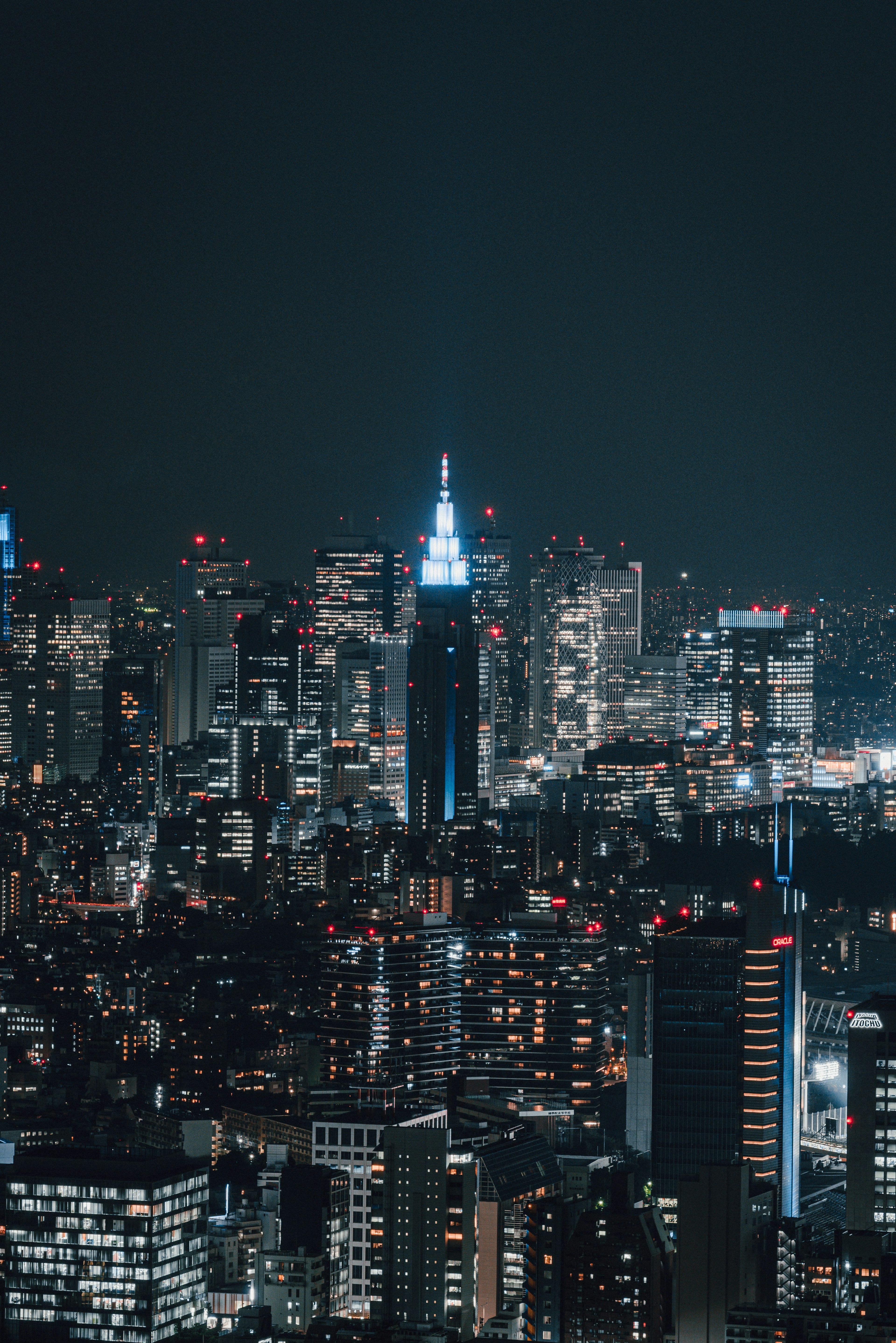 Vista notturna dei grattacieli con le luci blu dell'Empire State Building