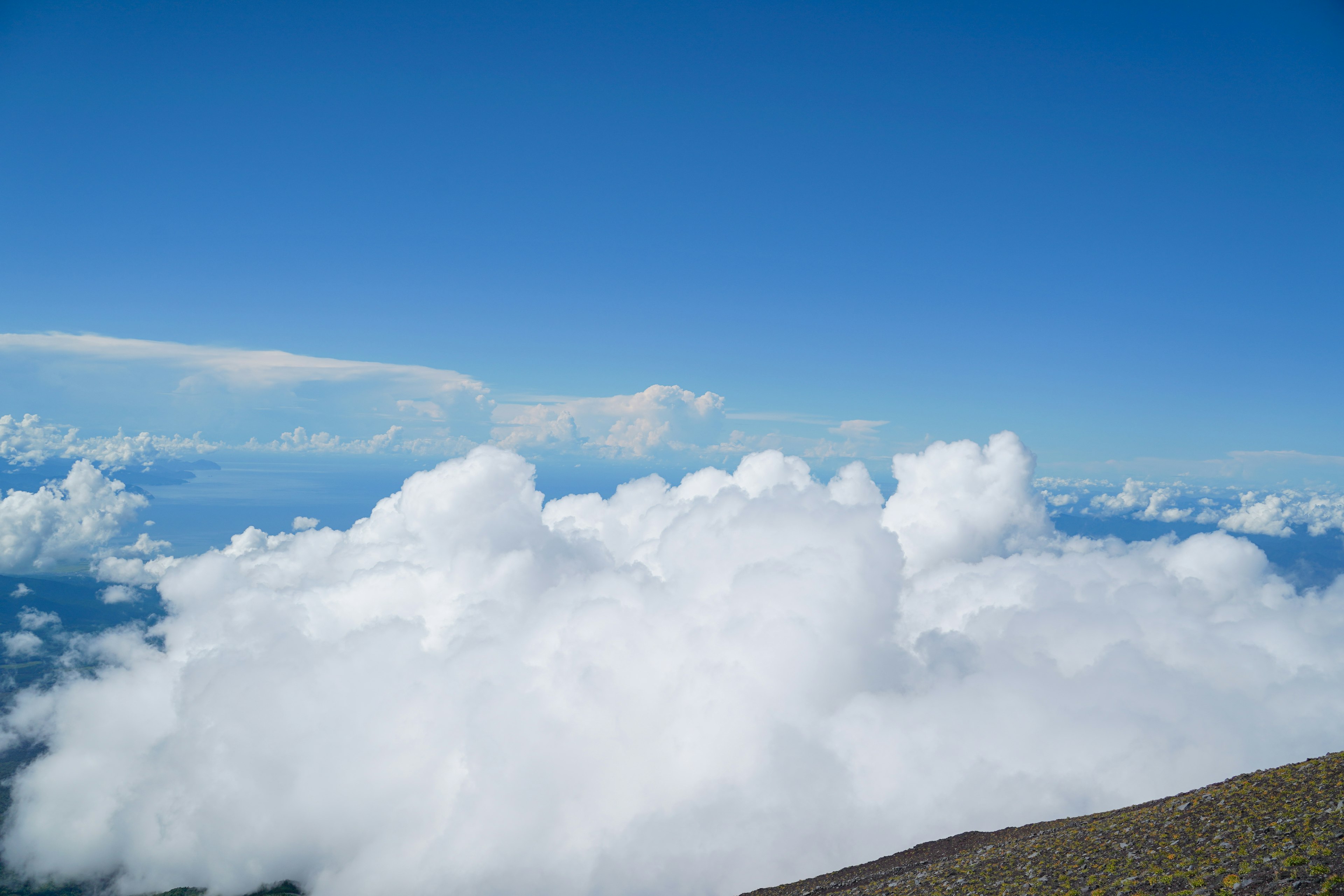 Landschaft mit blauem Himmel und flauschigen weißen Wolken