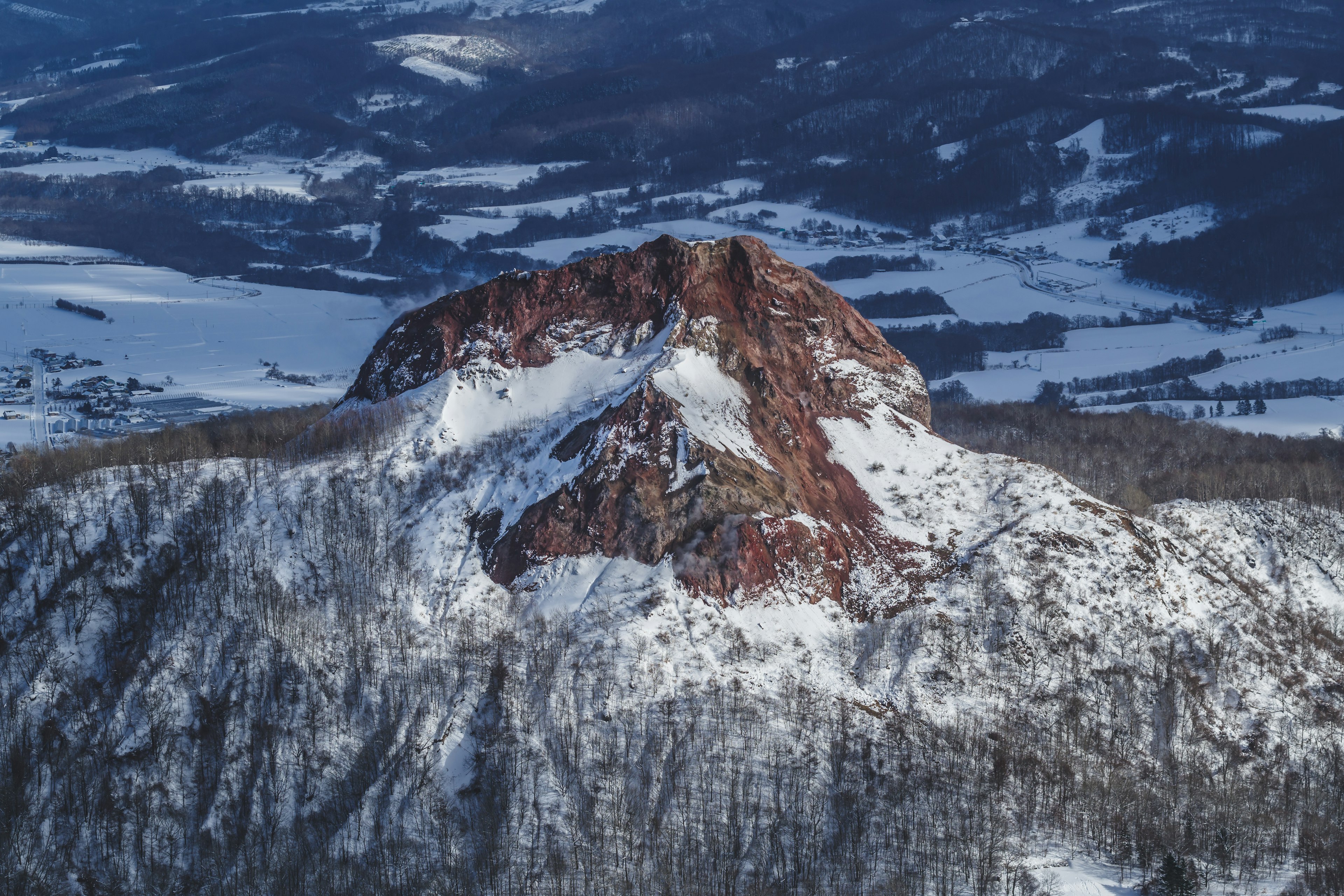 雪覆蓋的山峰和岩石頂