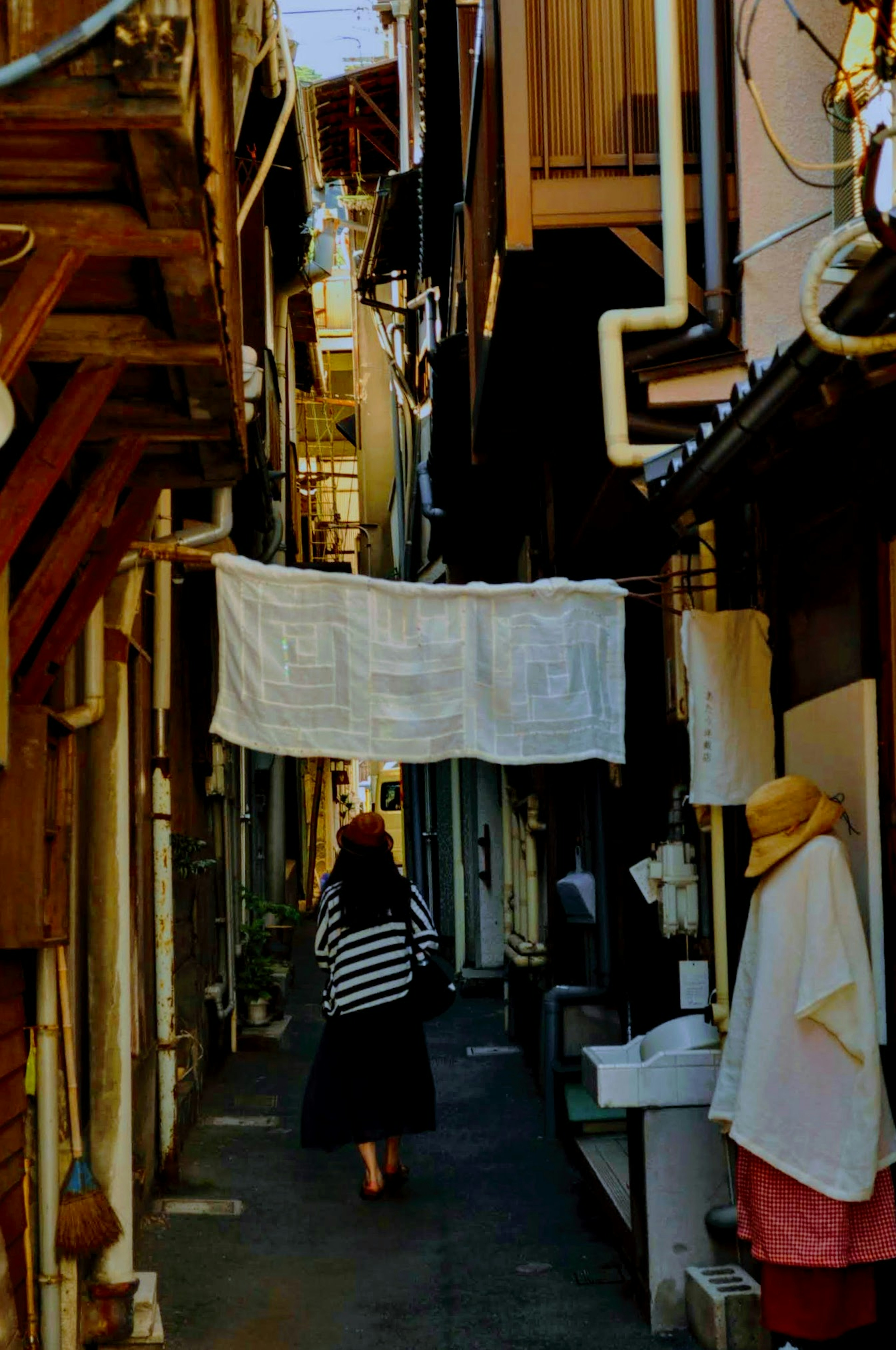 Callejón estrecho con edificios tradicionales y ropa tendida