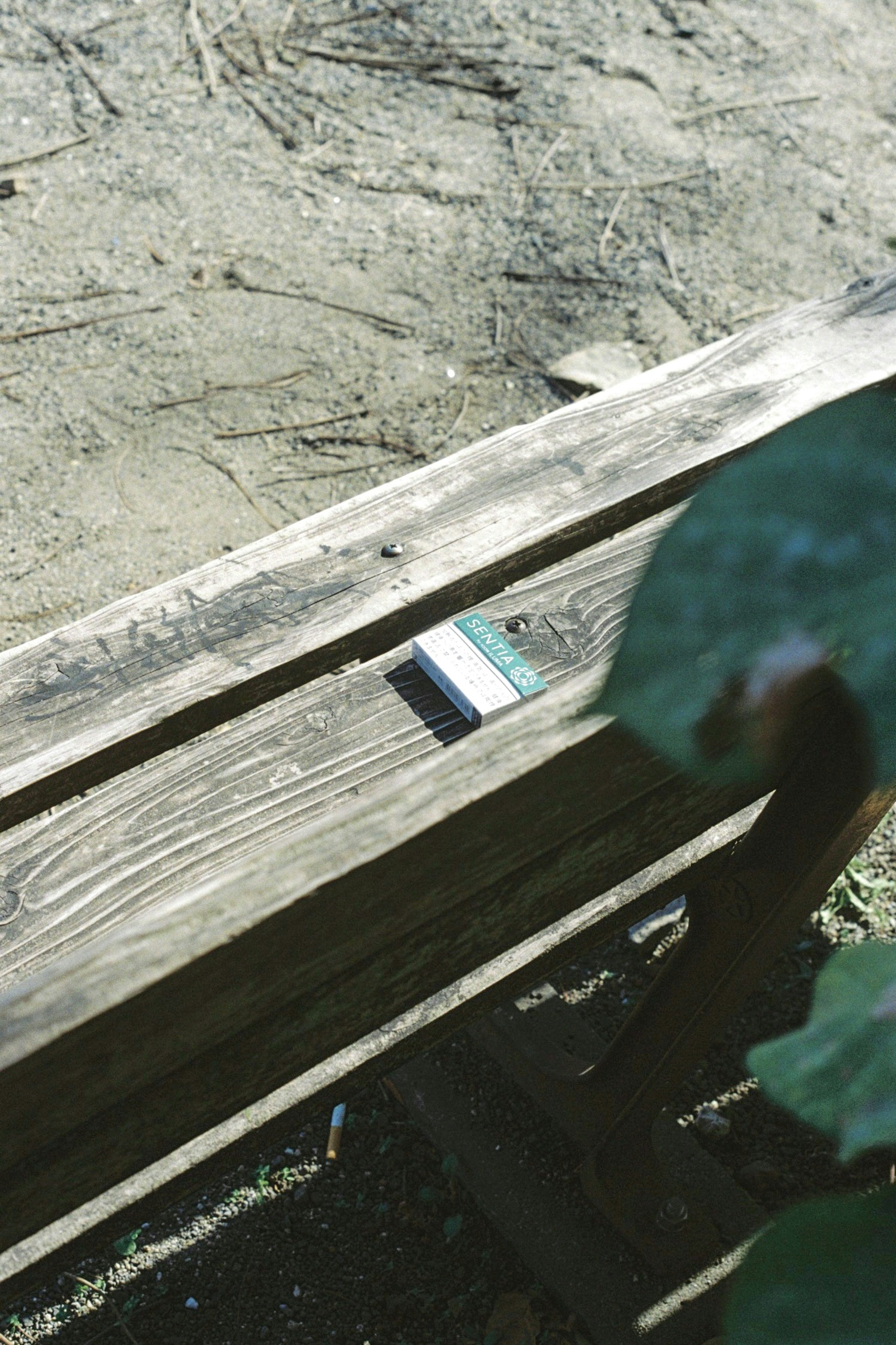 Un petit objet posé sur un banc en bois