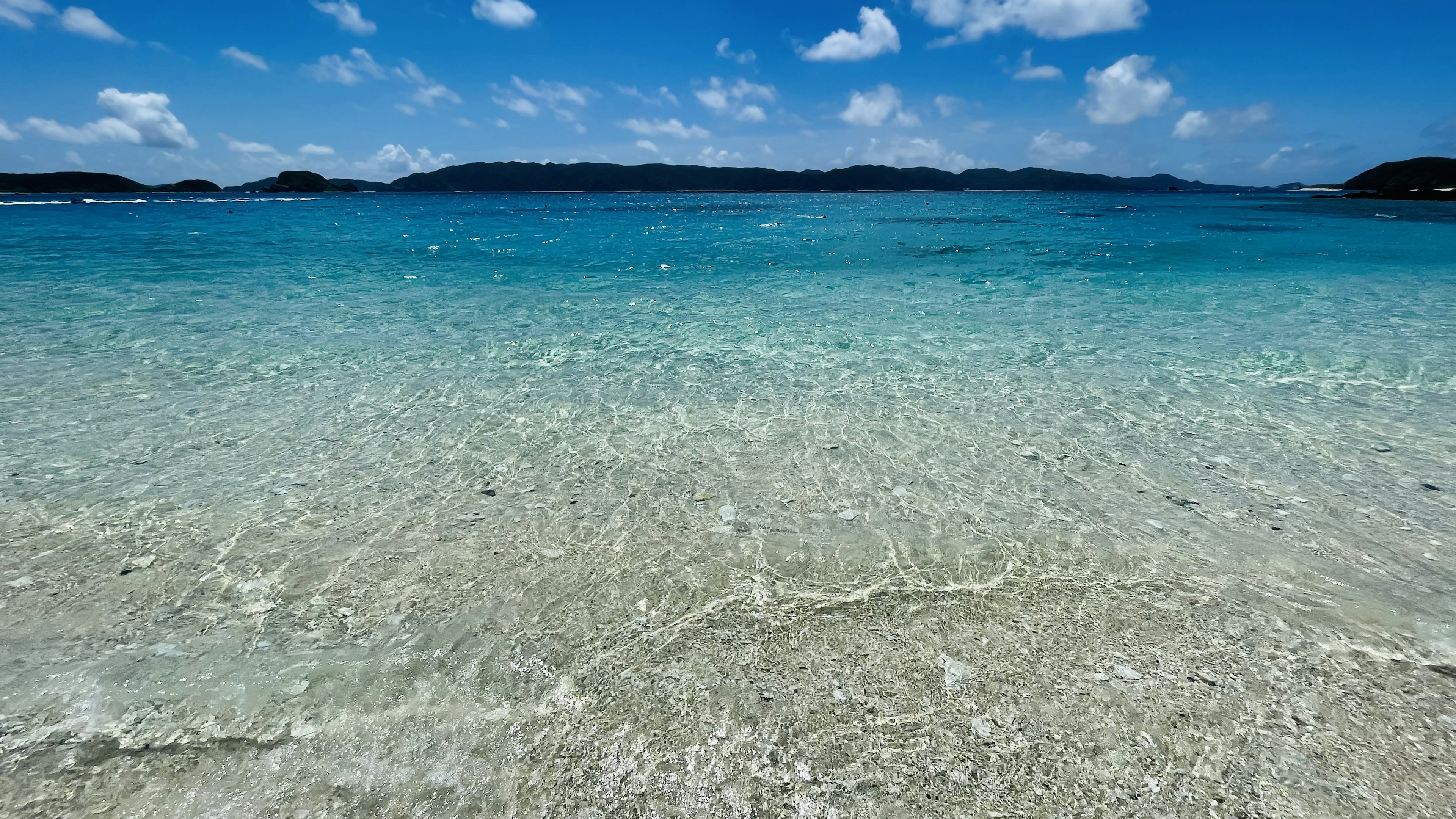 Mer bleue claire avec plage de sable blanc