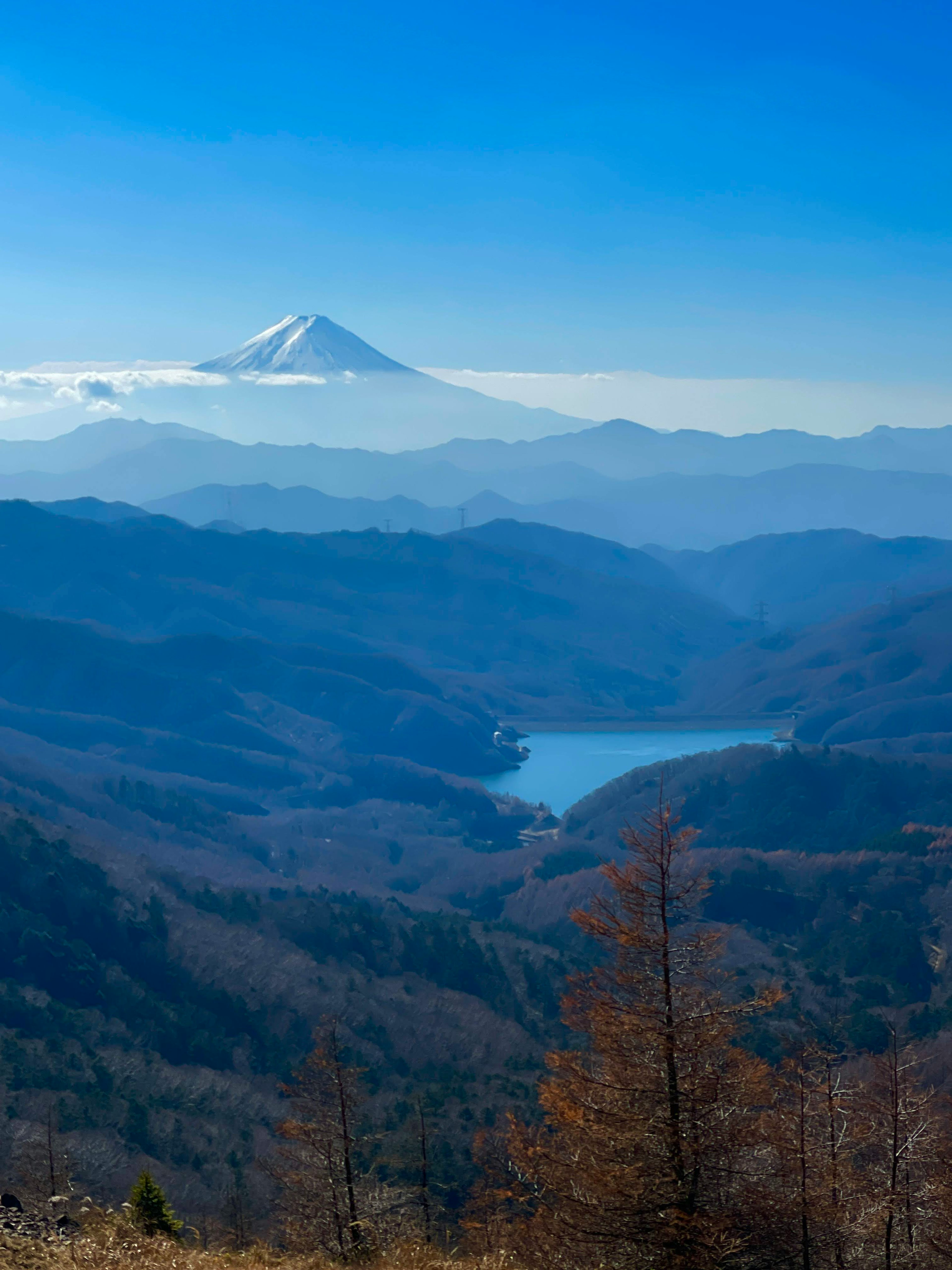 富士山被云雾环绕的美丽景色与蓝天和山脉