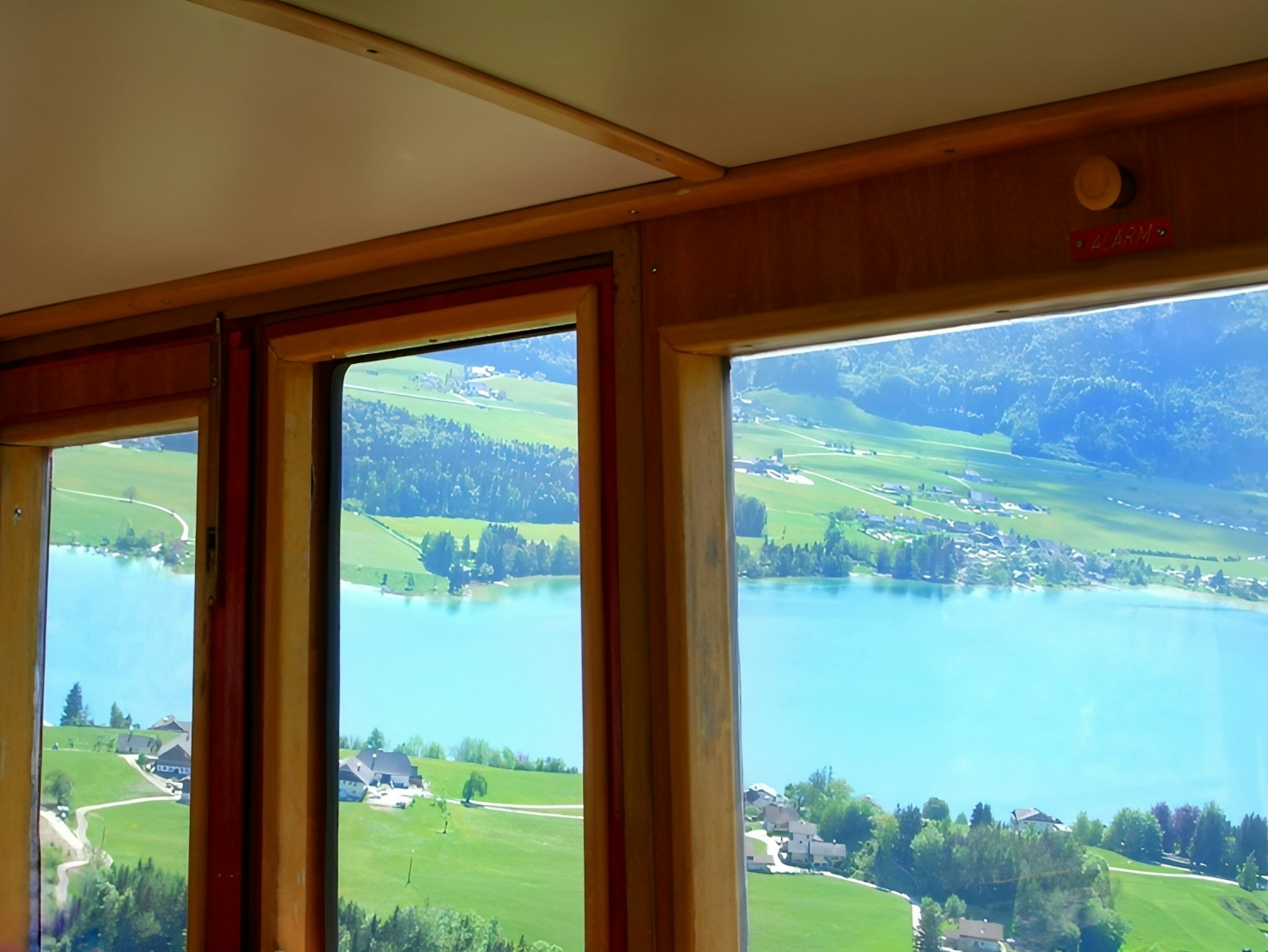 Aussicht auf einen schönen See und eine grüne Landschaft durch ein Fenster