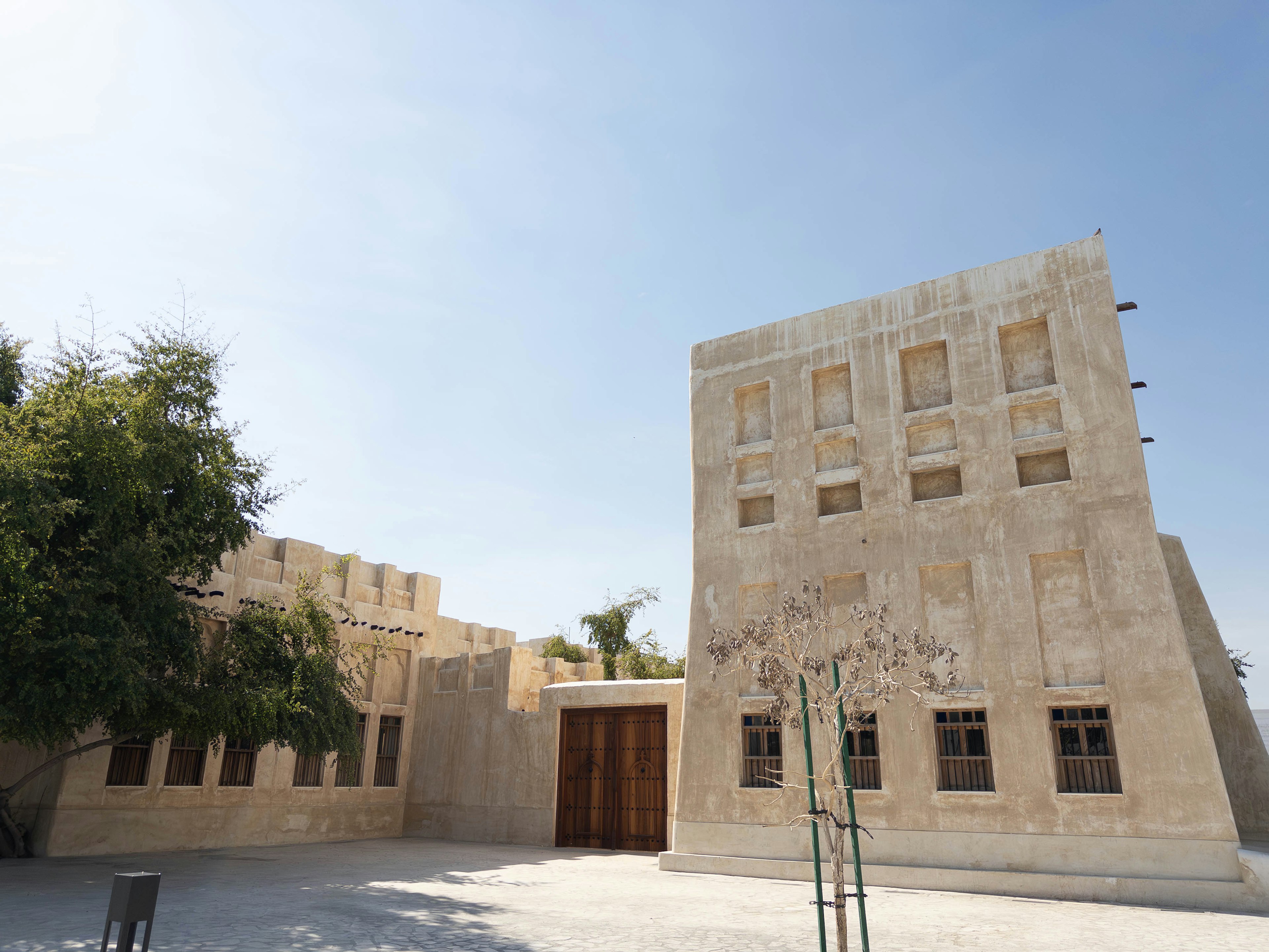 Außenansicht eines arabischen Hauses aus Sandstein unter einem klaren Himmel