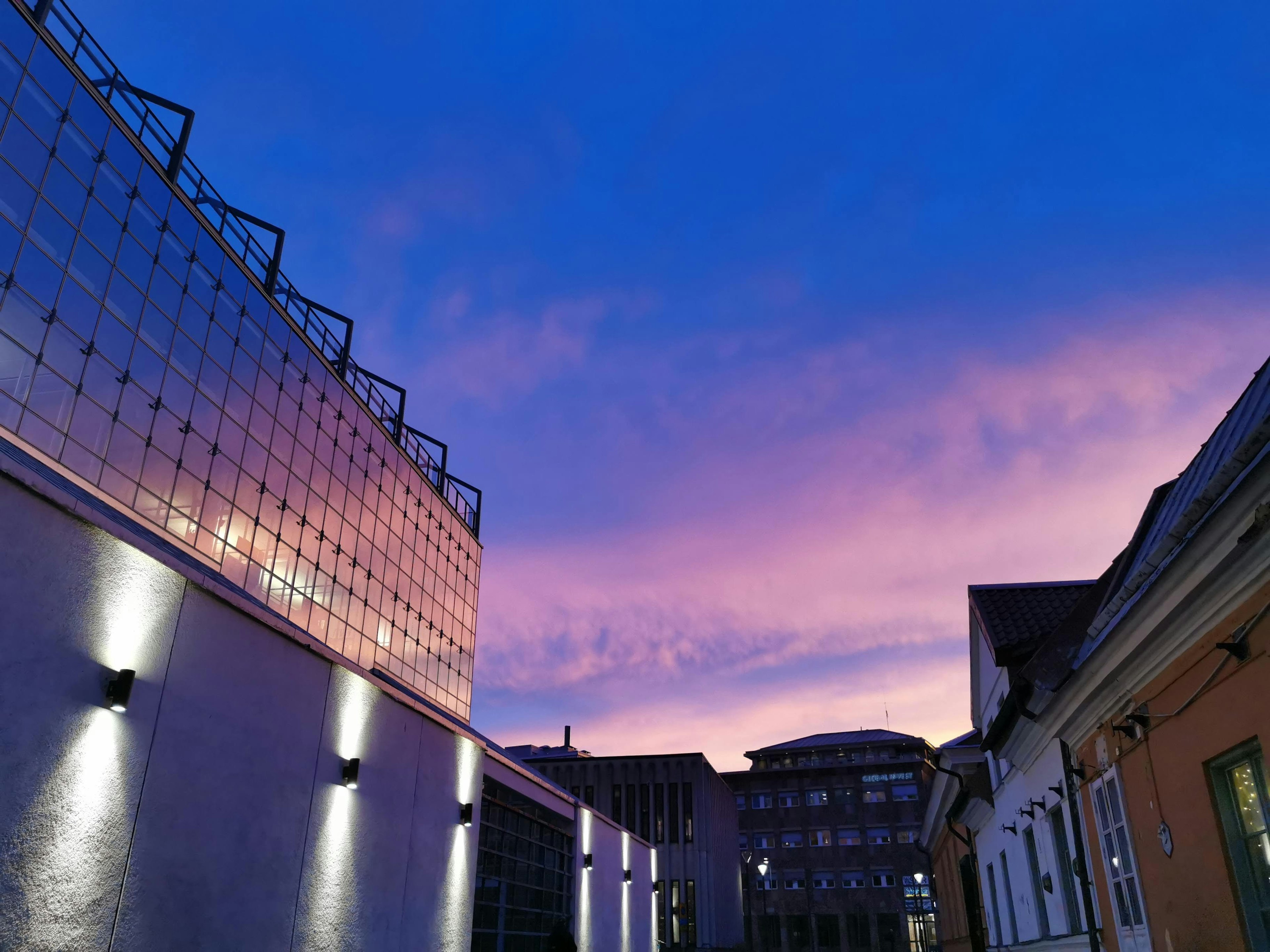 Paisaje urbano con edificios iluminados por el cielo al atardecer