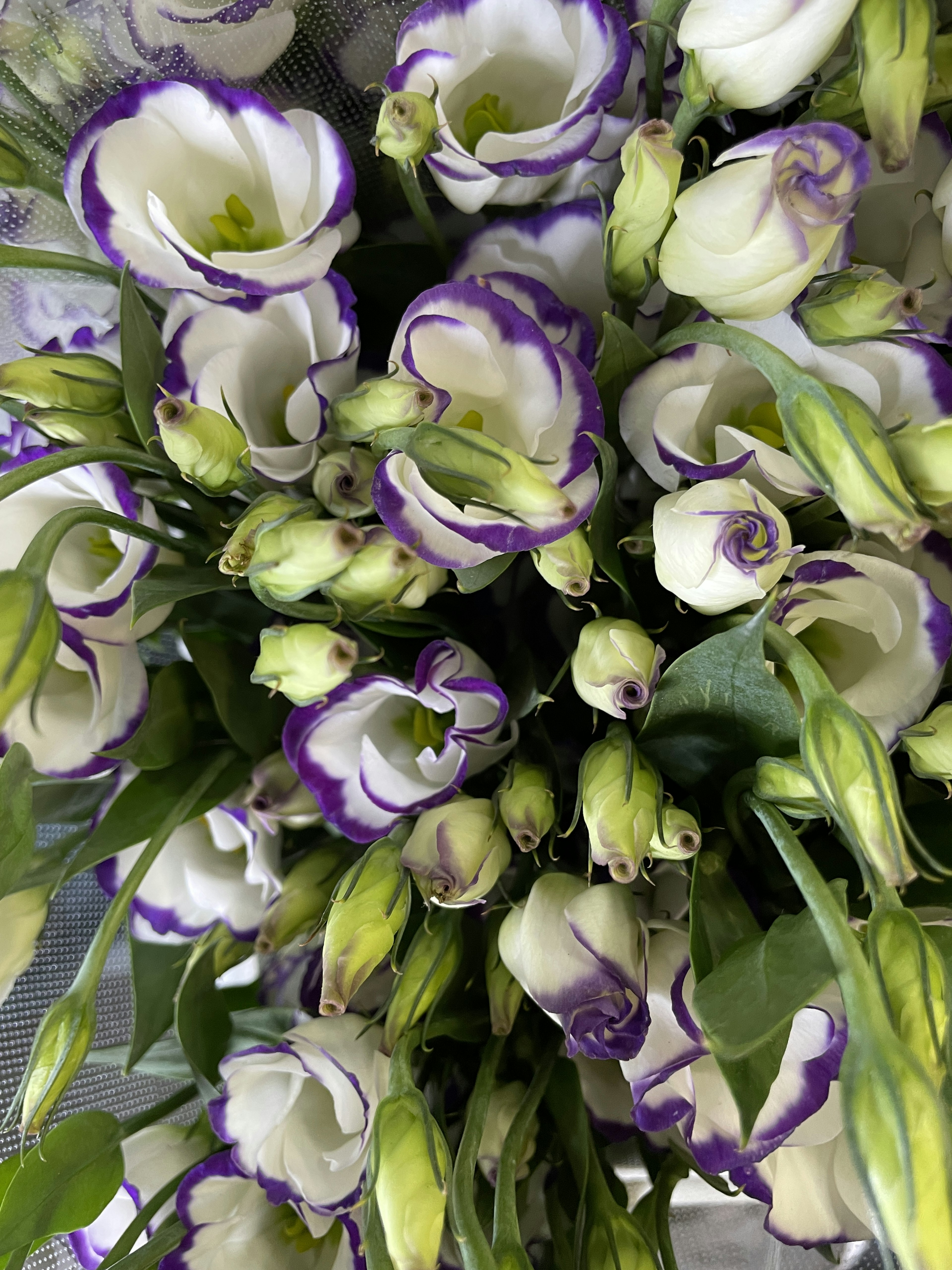 Acercamiento a un ramo de flores de lisianthus blancas y moradas