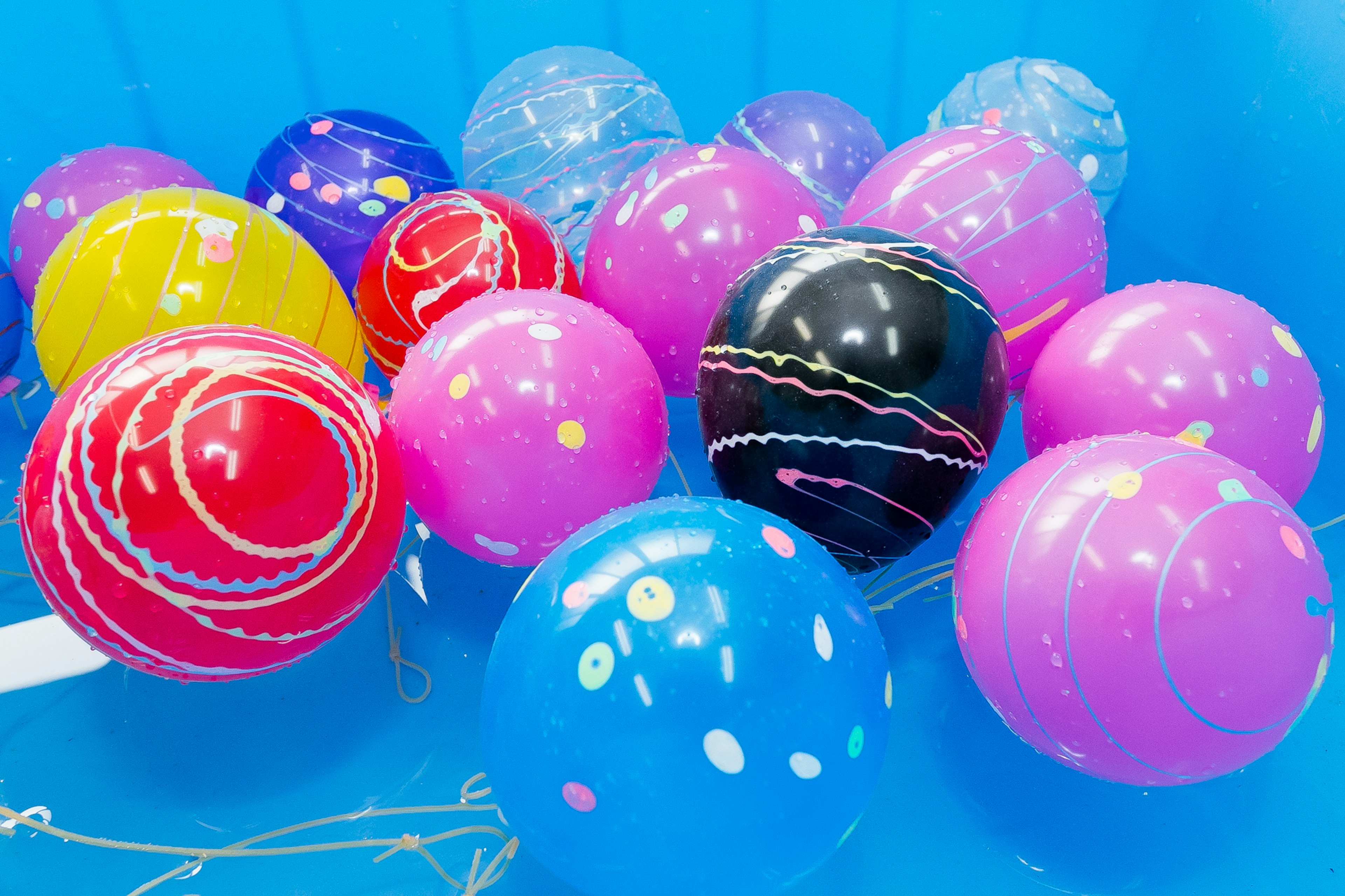 Bunte Ballons gruppiert vor einem blauen Hintergrund