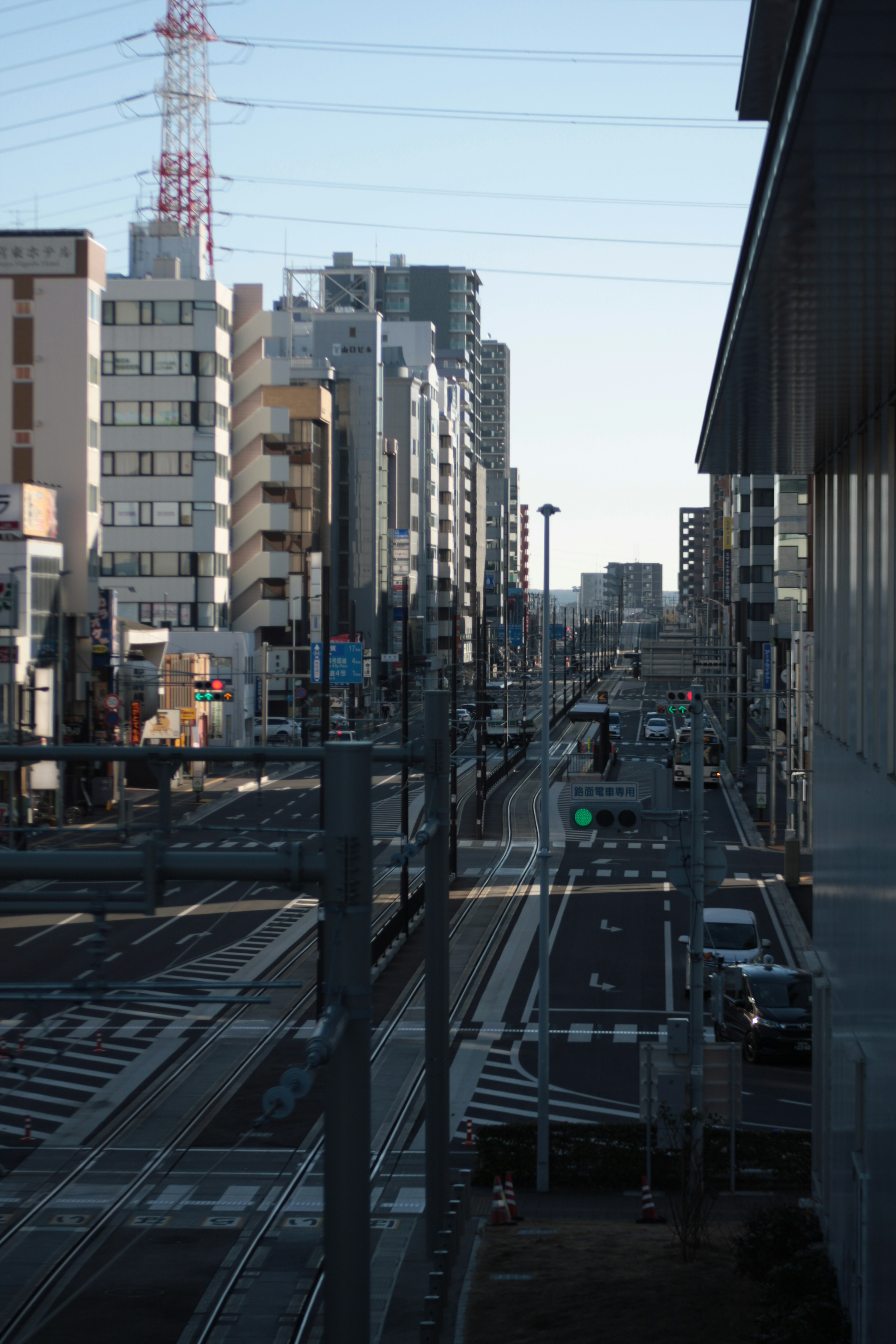 Paesaggio urbano con intersezione ferroviaria visibile