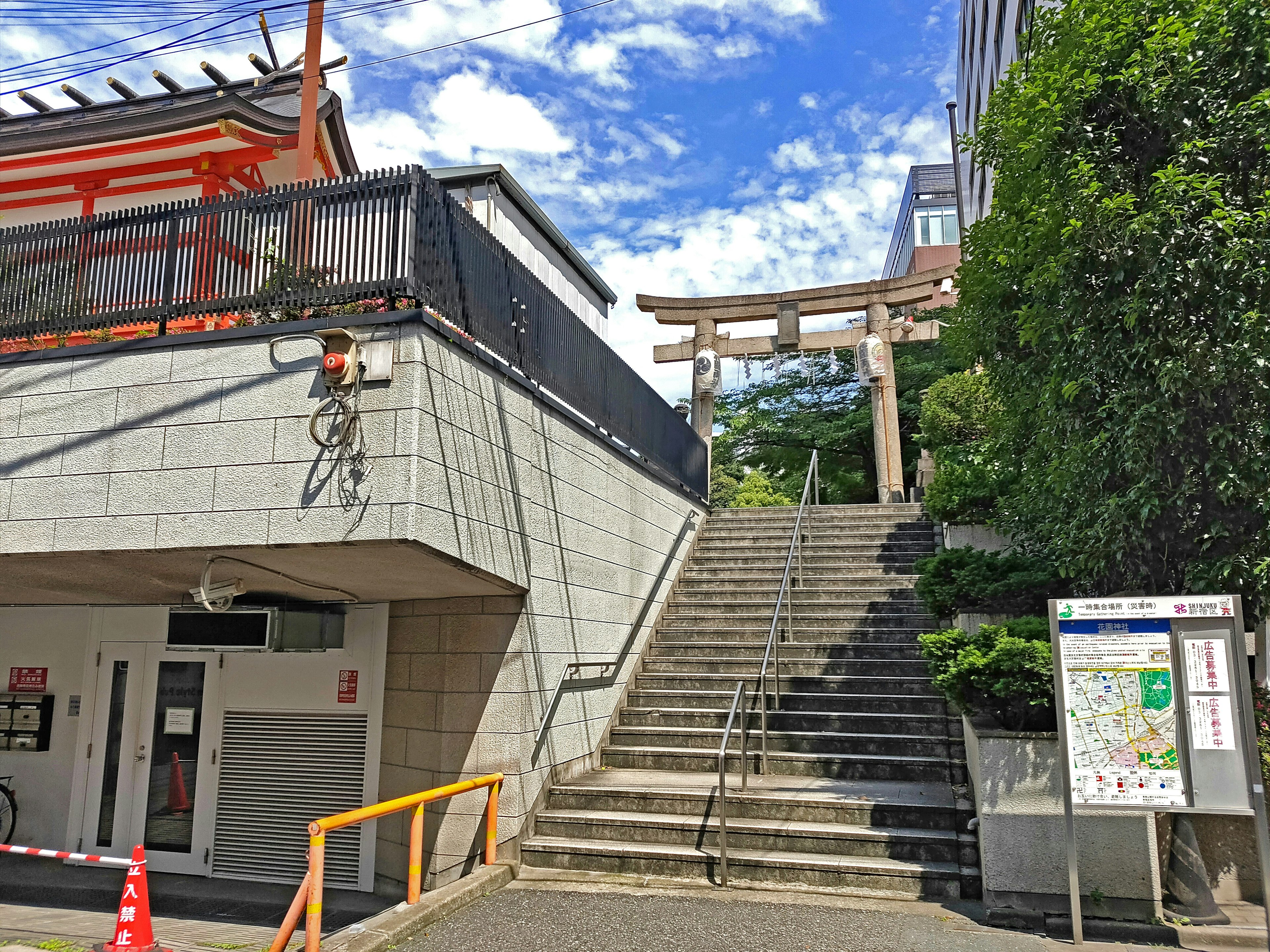 Vista de un torii de santuario y escaleras