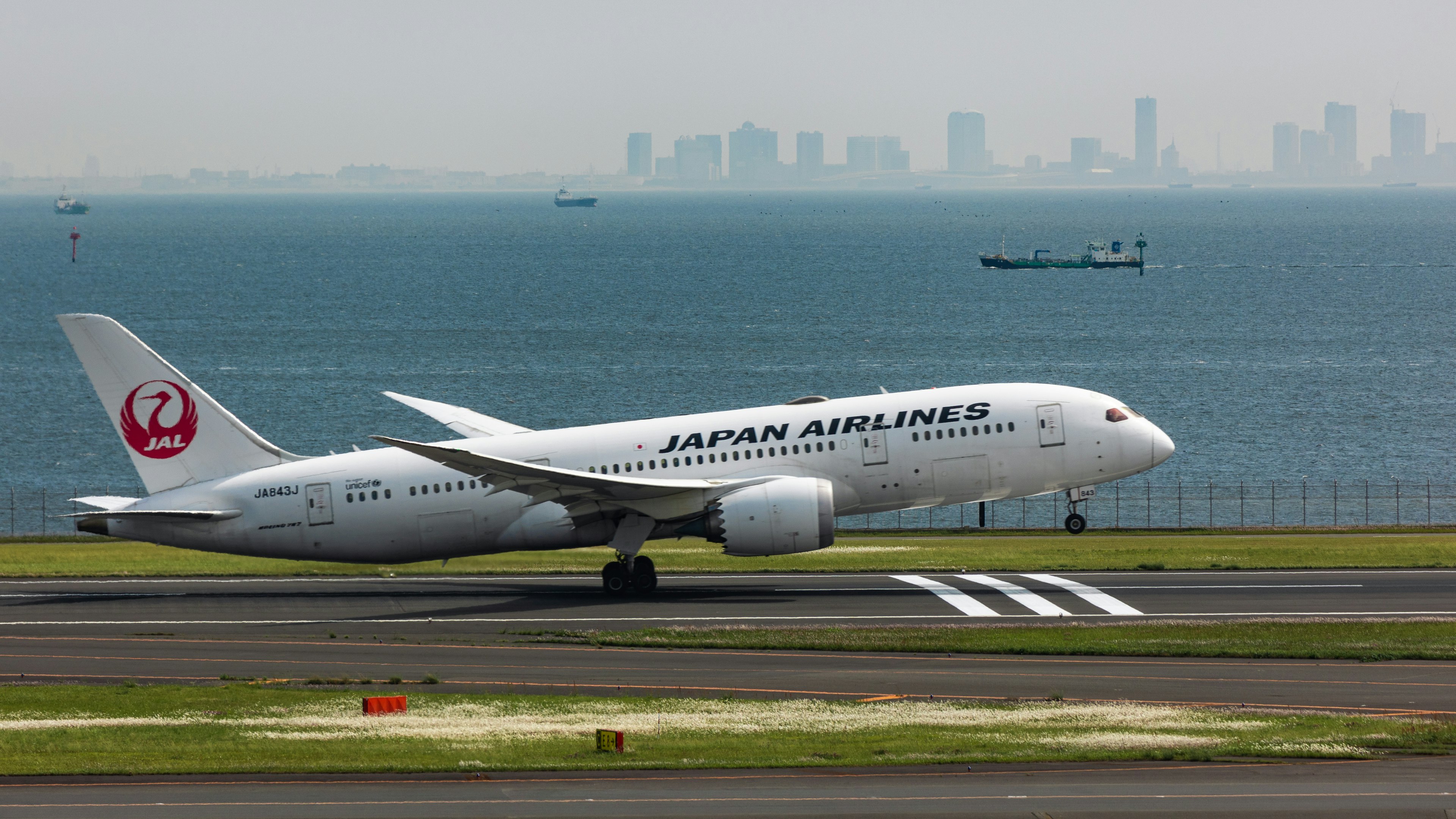 日本航空の旅客機が滑走路を走行中の風景