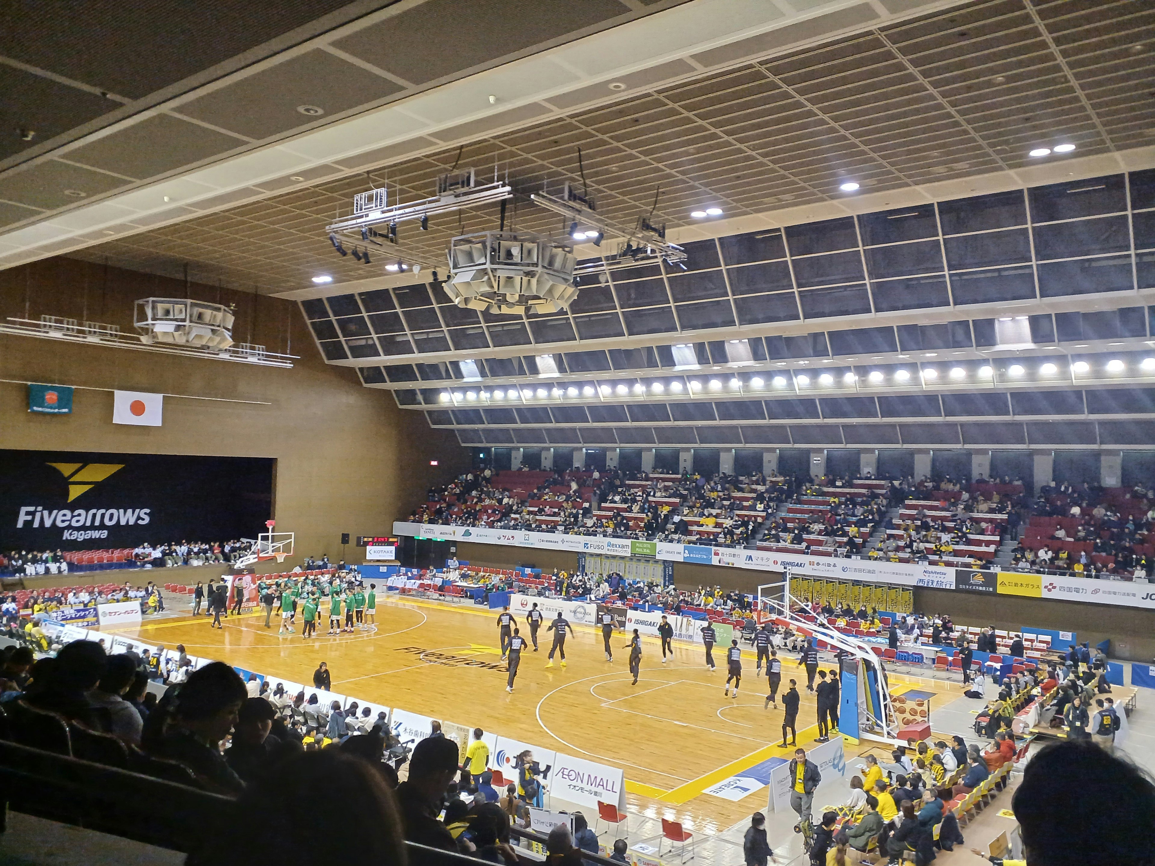 Vista interna di una partita di pallavolo con spettatori