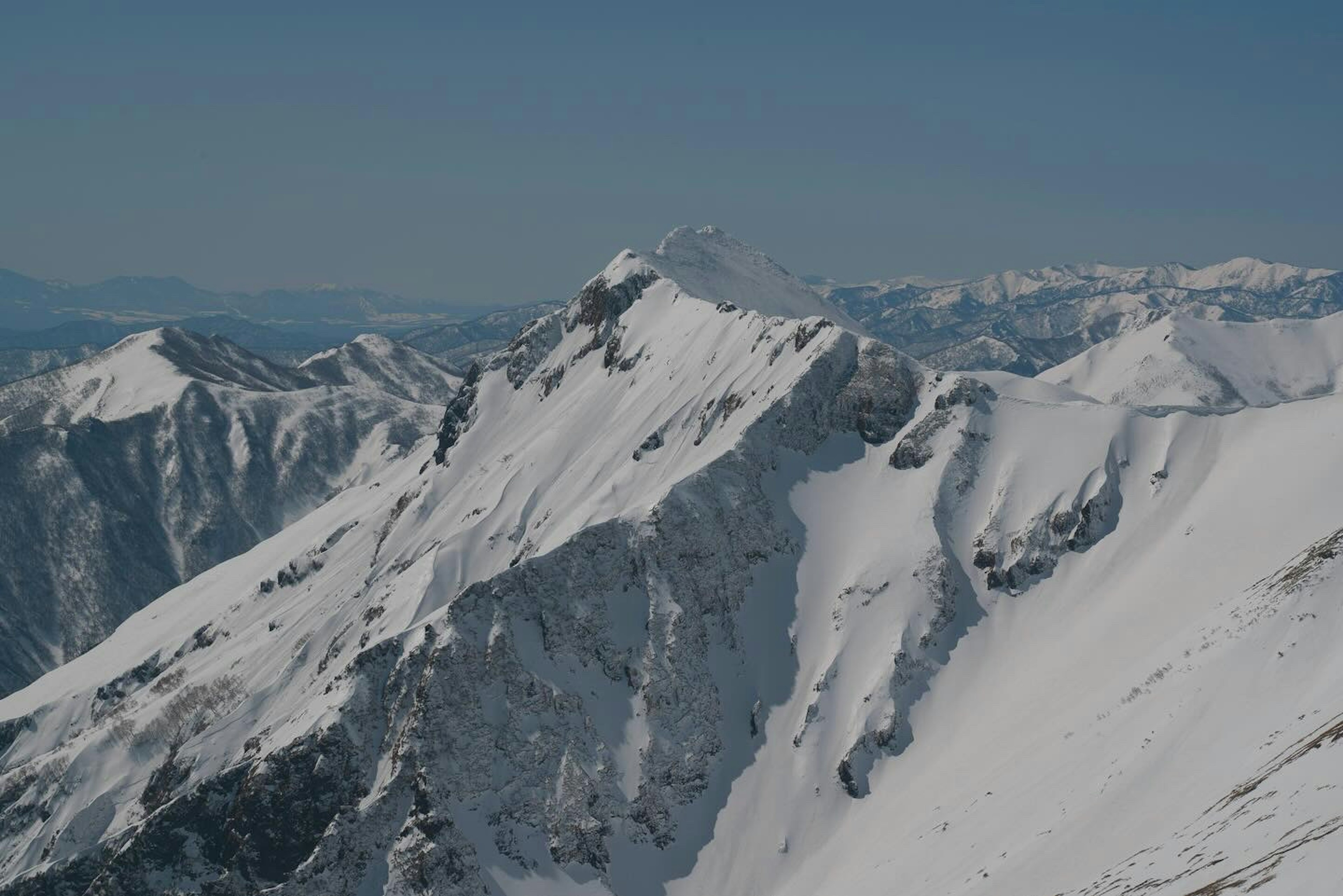 Atemberaubende Aussicht auf schneebedeckte Berge unter einem klaren blauen Himmel