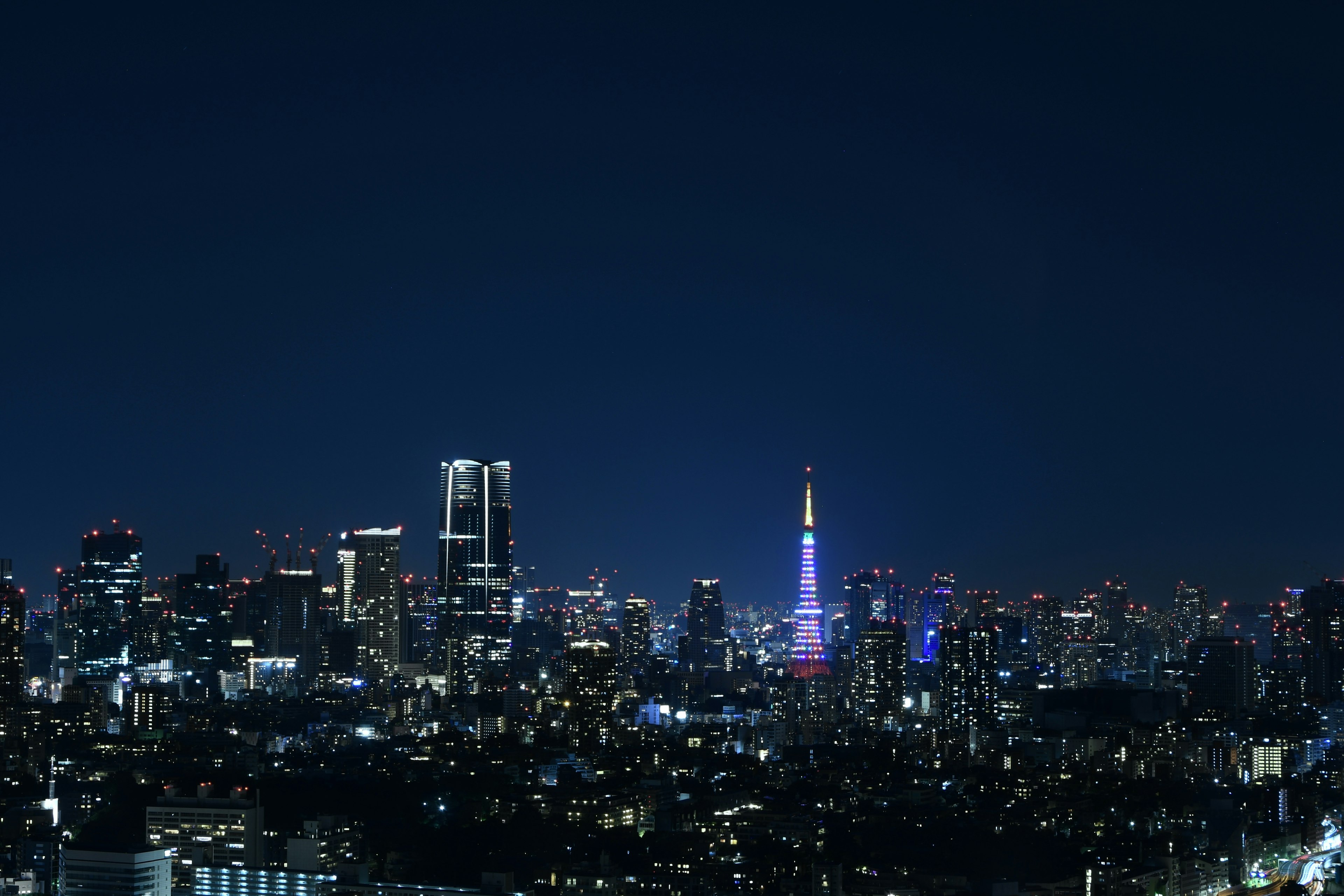 東京の夜景、東京タワーが青く光る