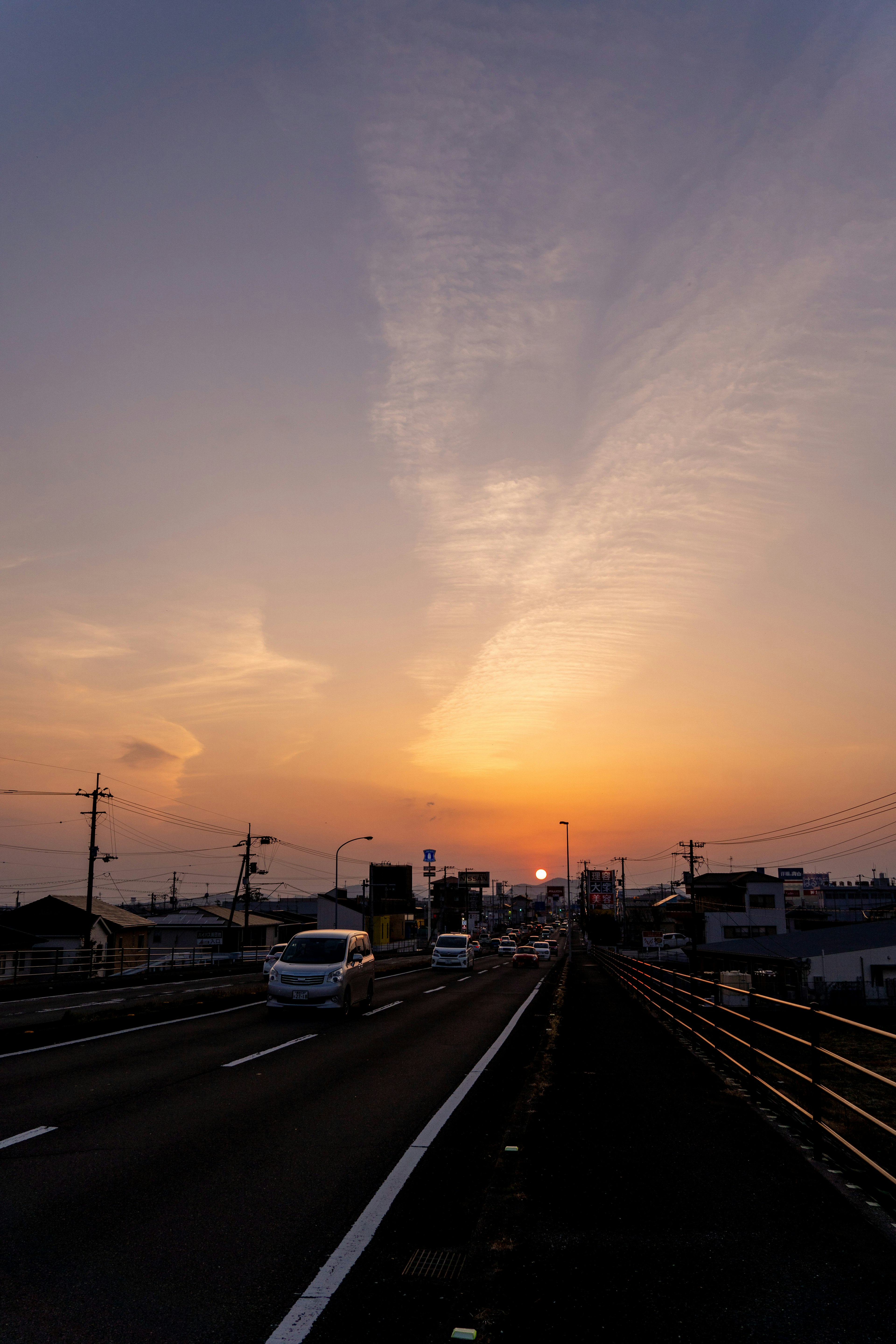 夕焼けの空と道路を見下ろす風景