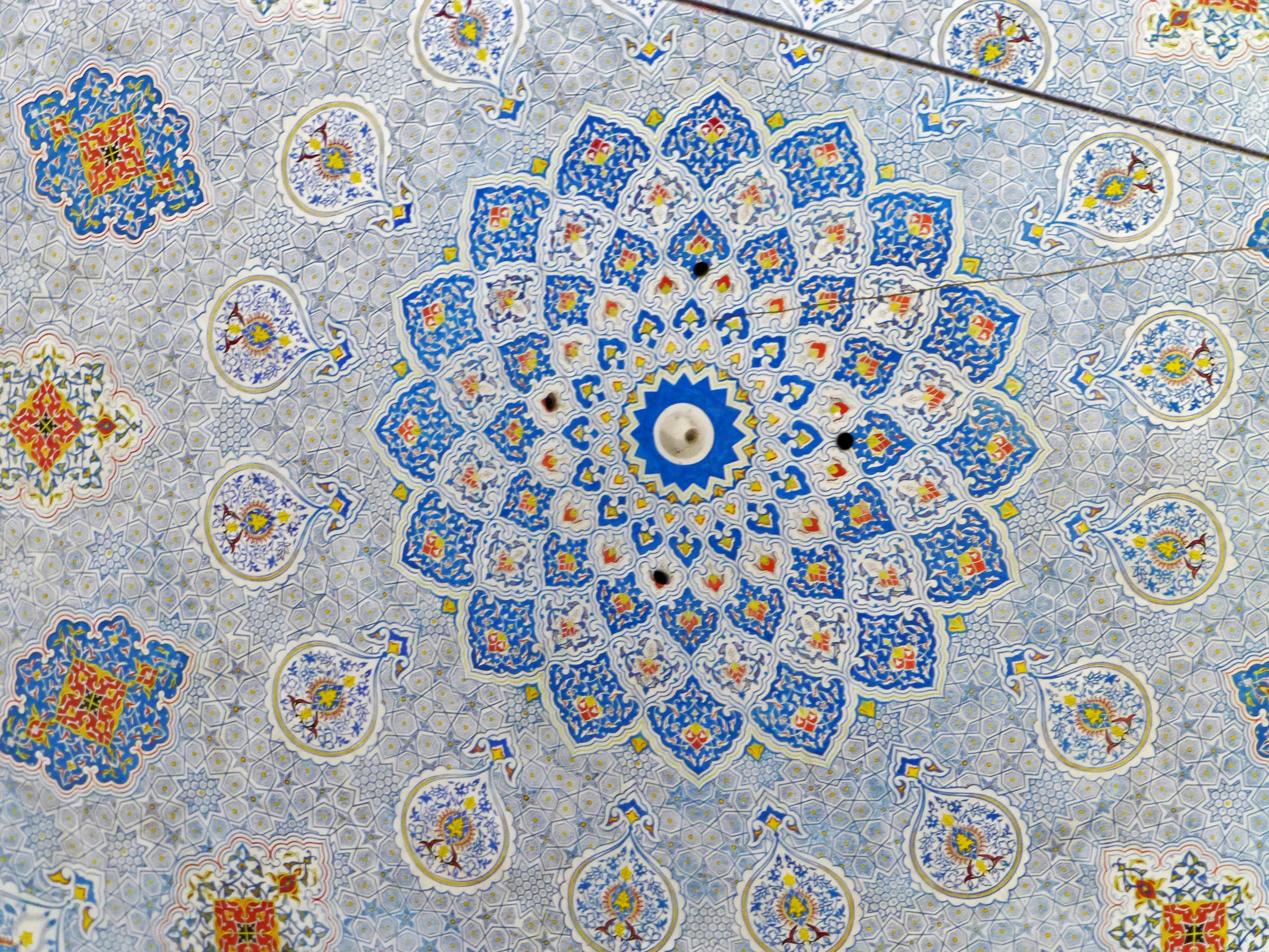 Soffitto decorato con intricati motivi a mosaico blu e arancione