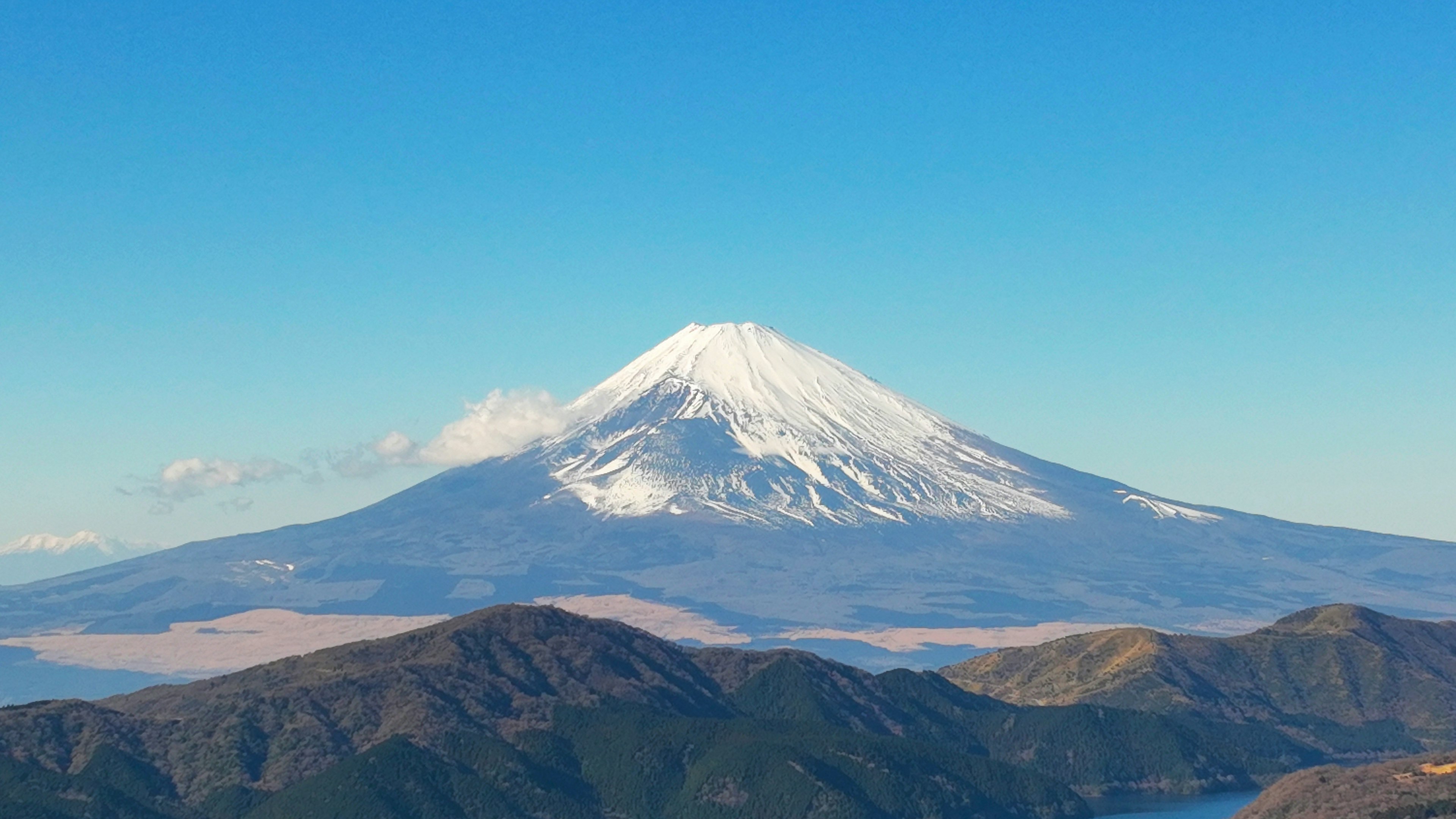 雪覆蓋的富士山與晴朗的藍天