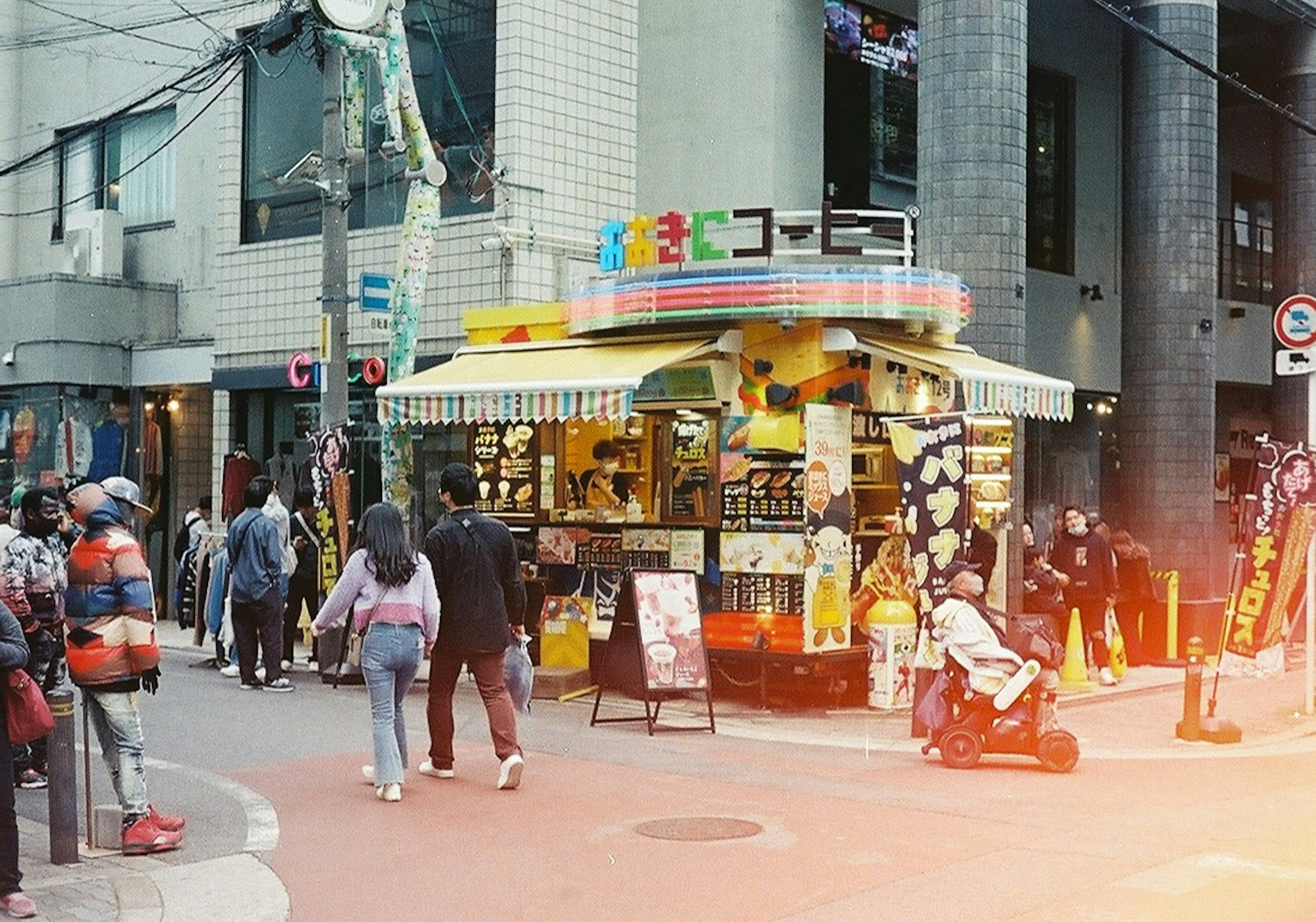 賑やかな街角にあるカラフルな屋台と多くの人々