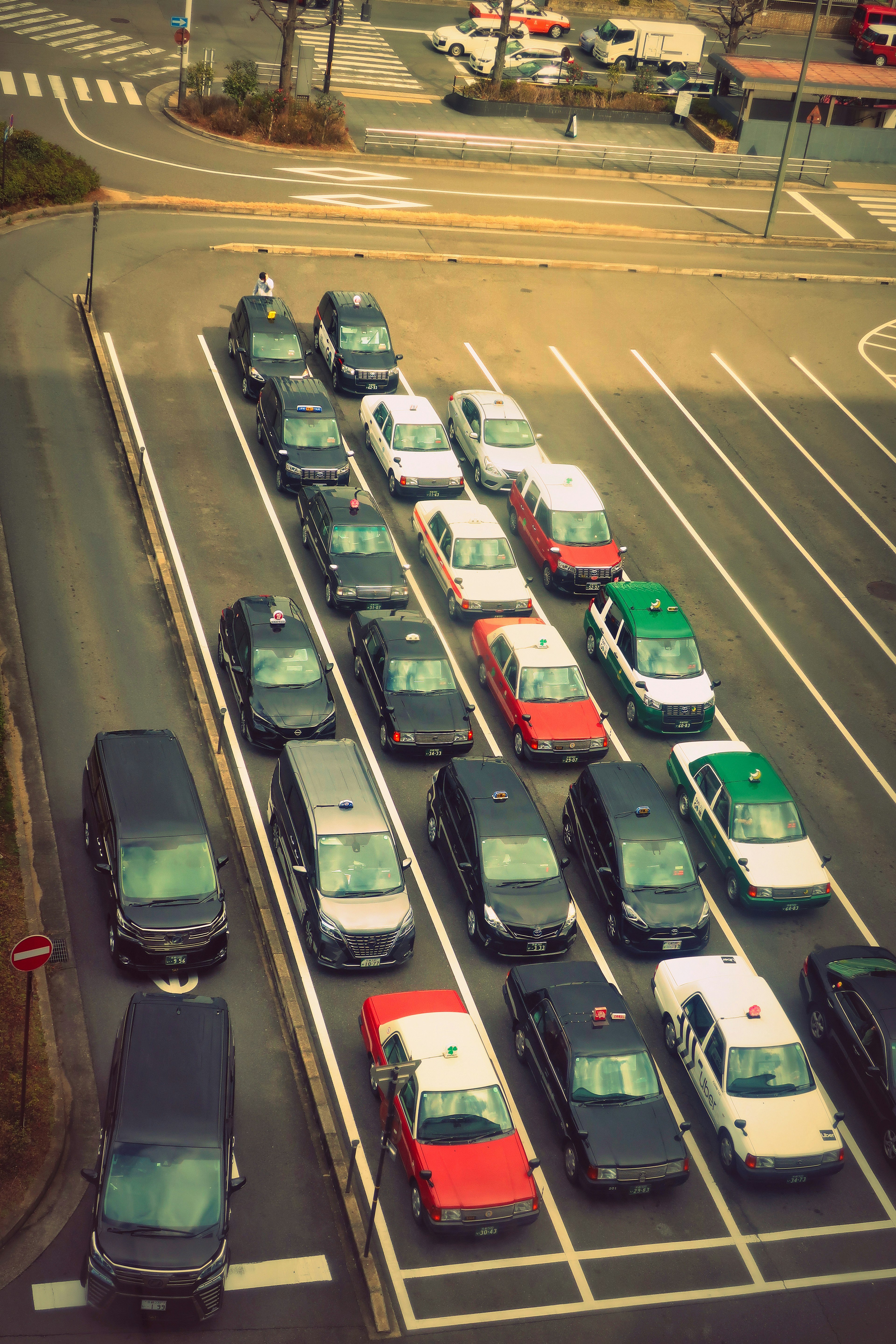 Vista aerea di auto parcheggiate in un parcheggio