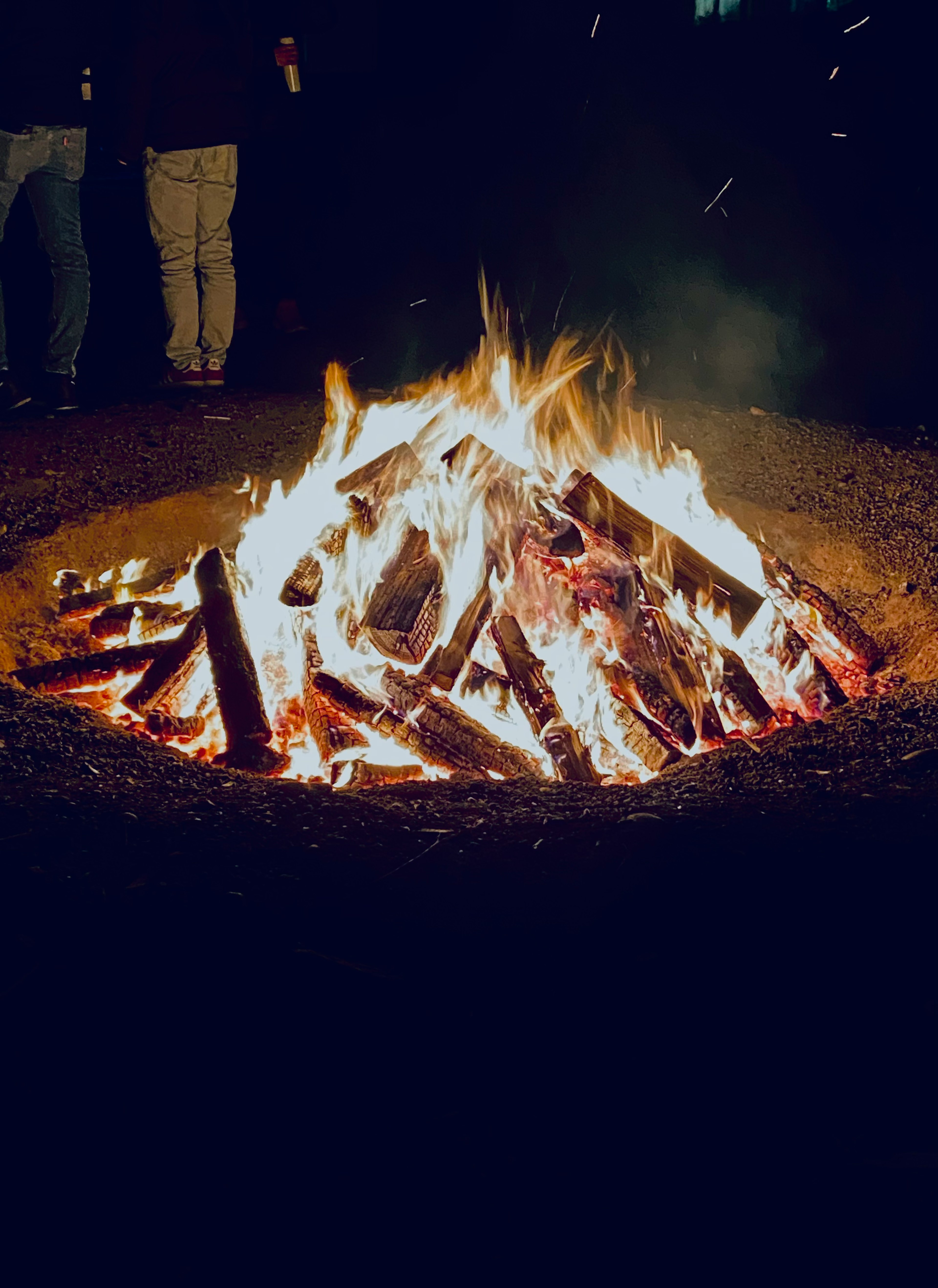 Lebendige Lagerfeuerflammen brennen nachts