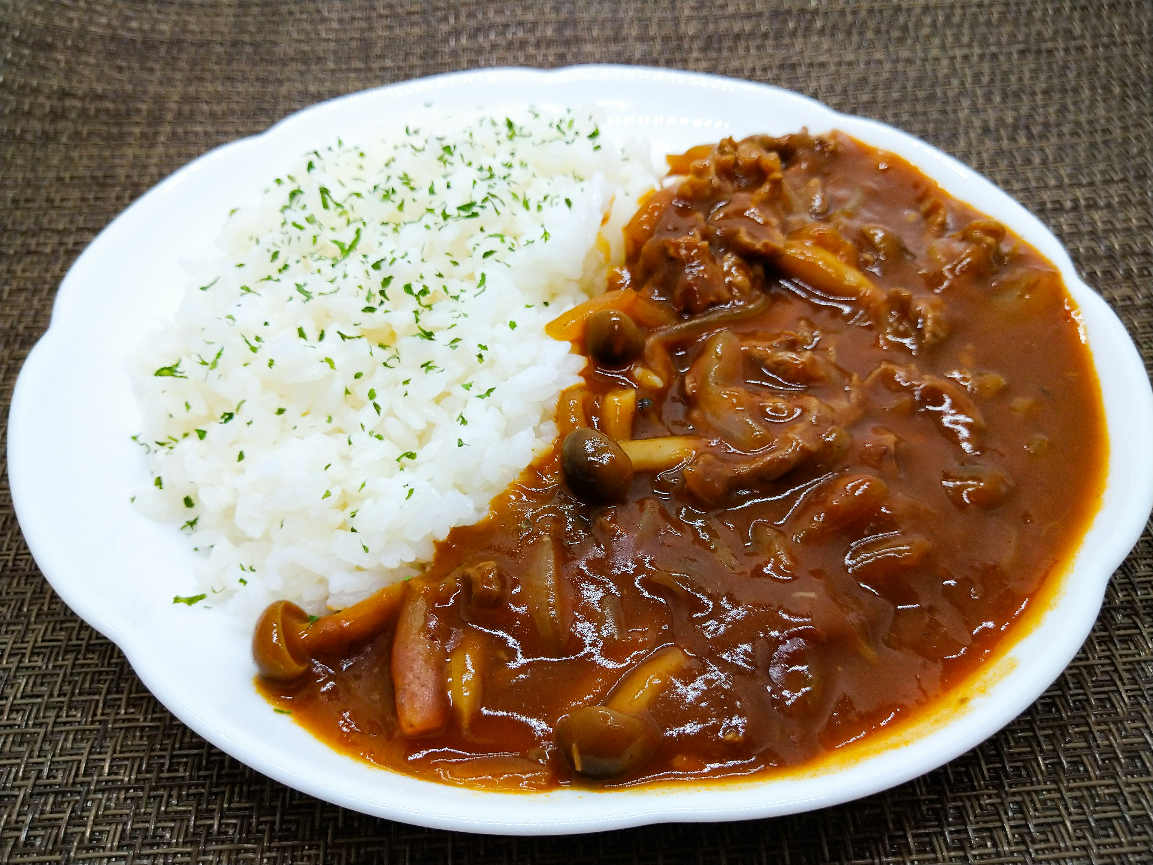 Teller mit Reis und Rindfleischragout in Demi-Glace-Sauce