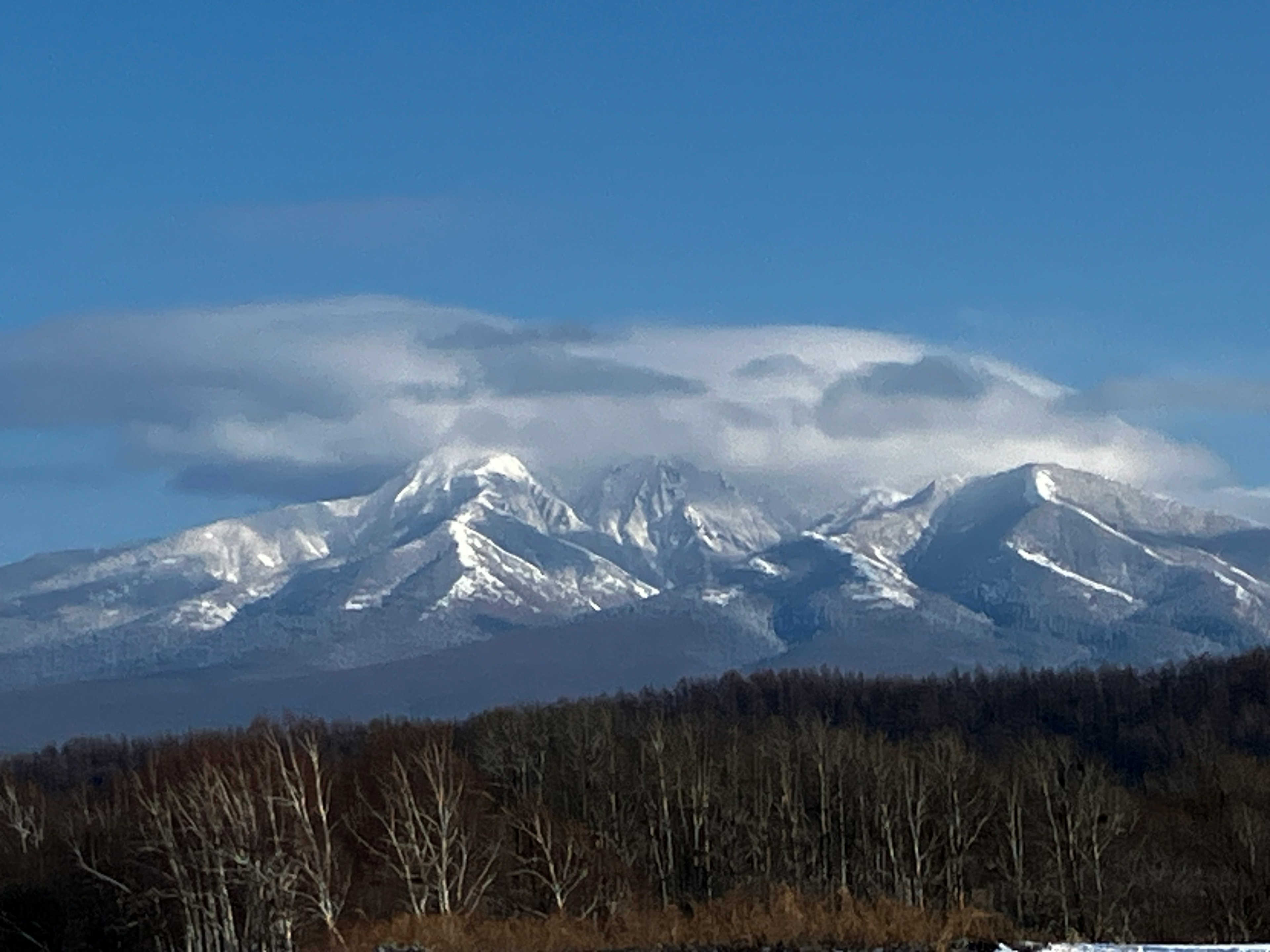 雪に覆われた山々と青空の美しい風景