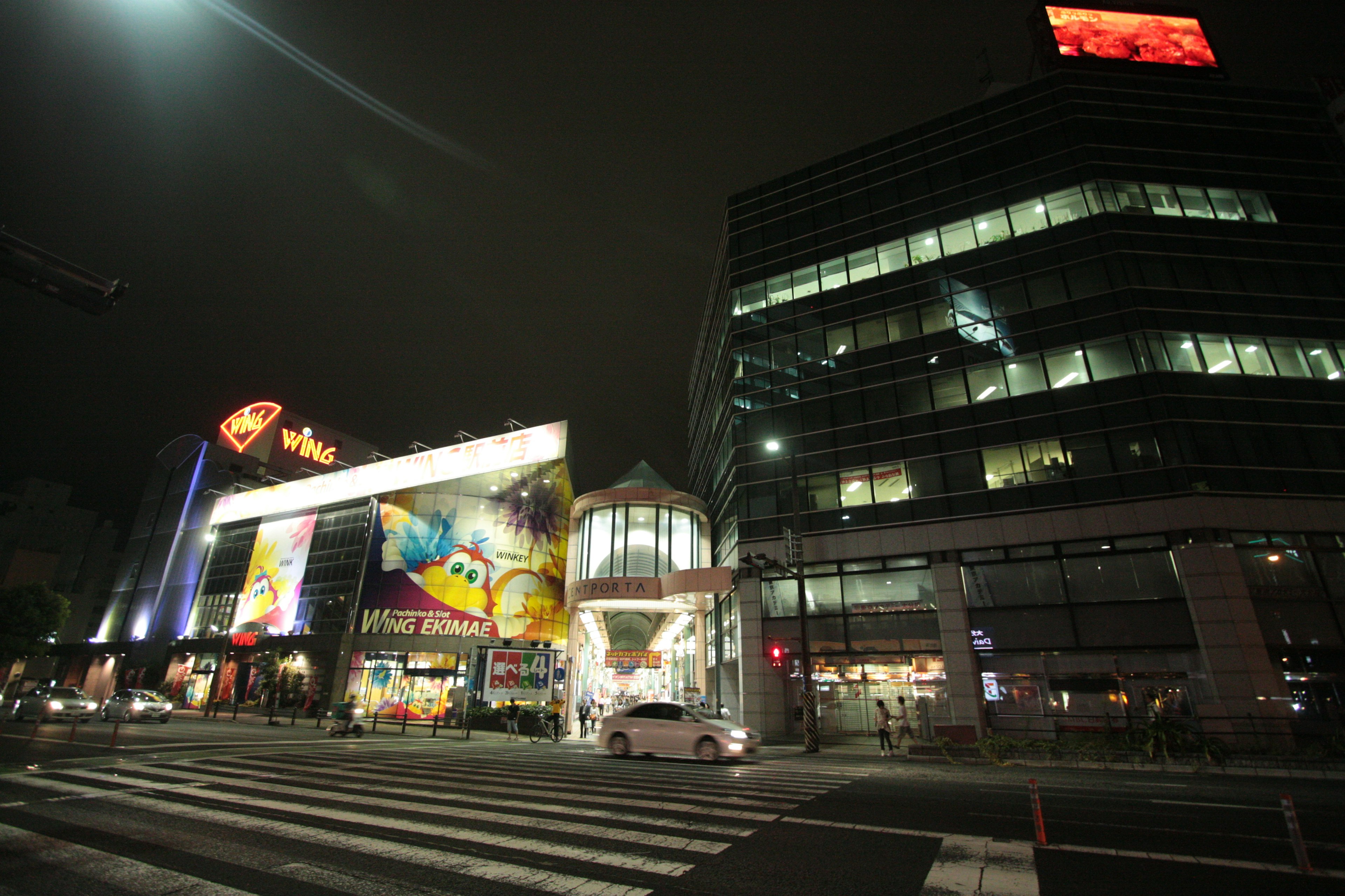 夜の都市風景にある明るい看板と横断歩道