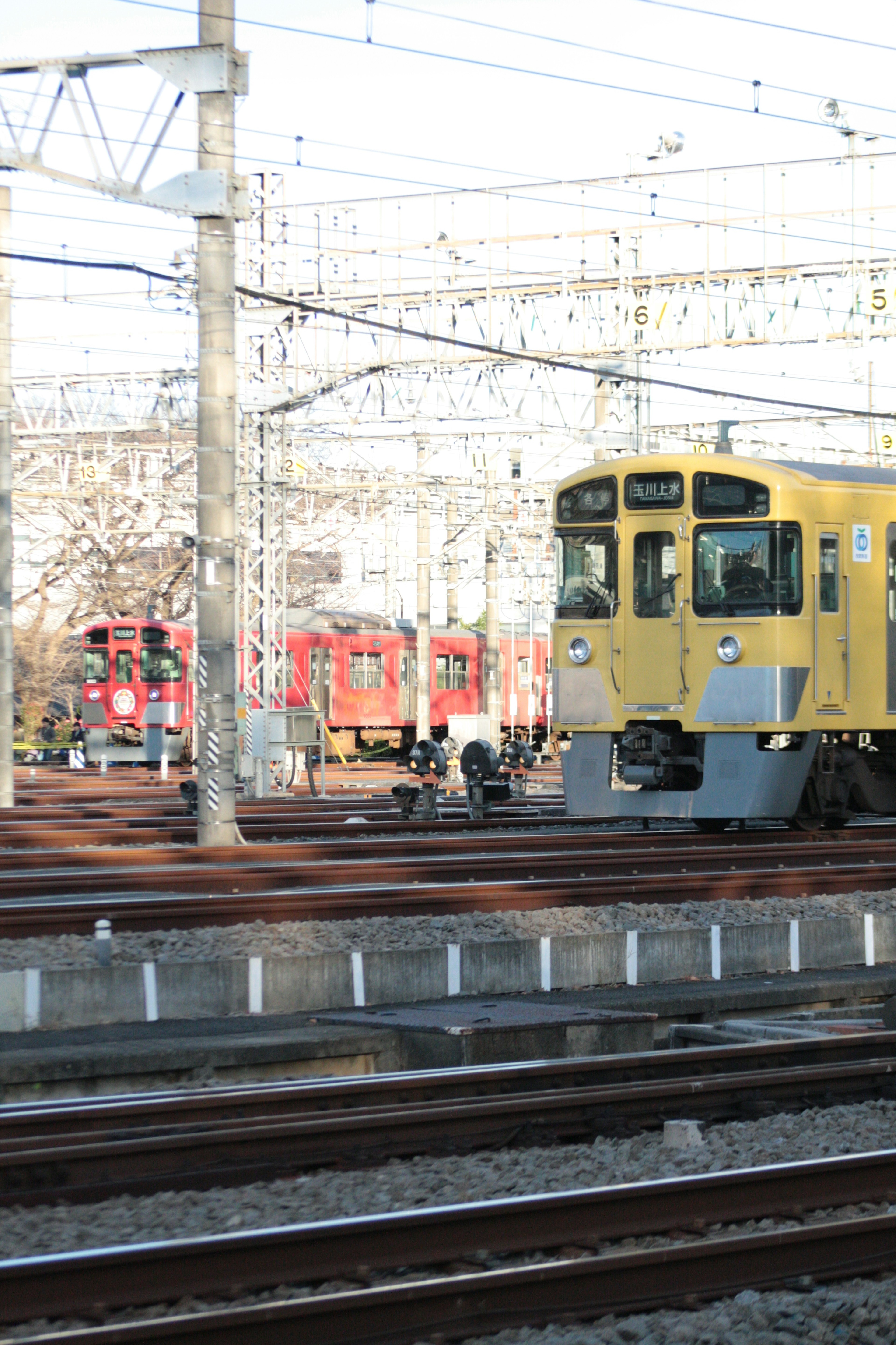 รถไฟสีเหลืองและรถไฟสีแดงบนรางรถไฟ