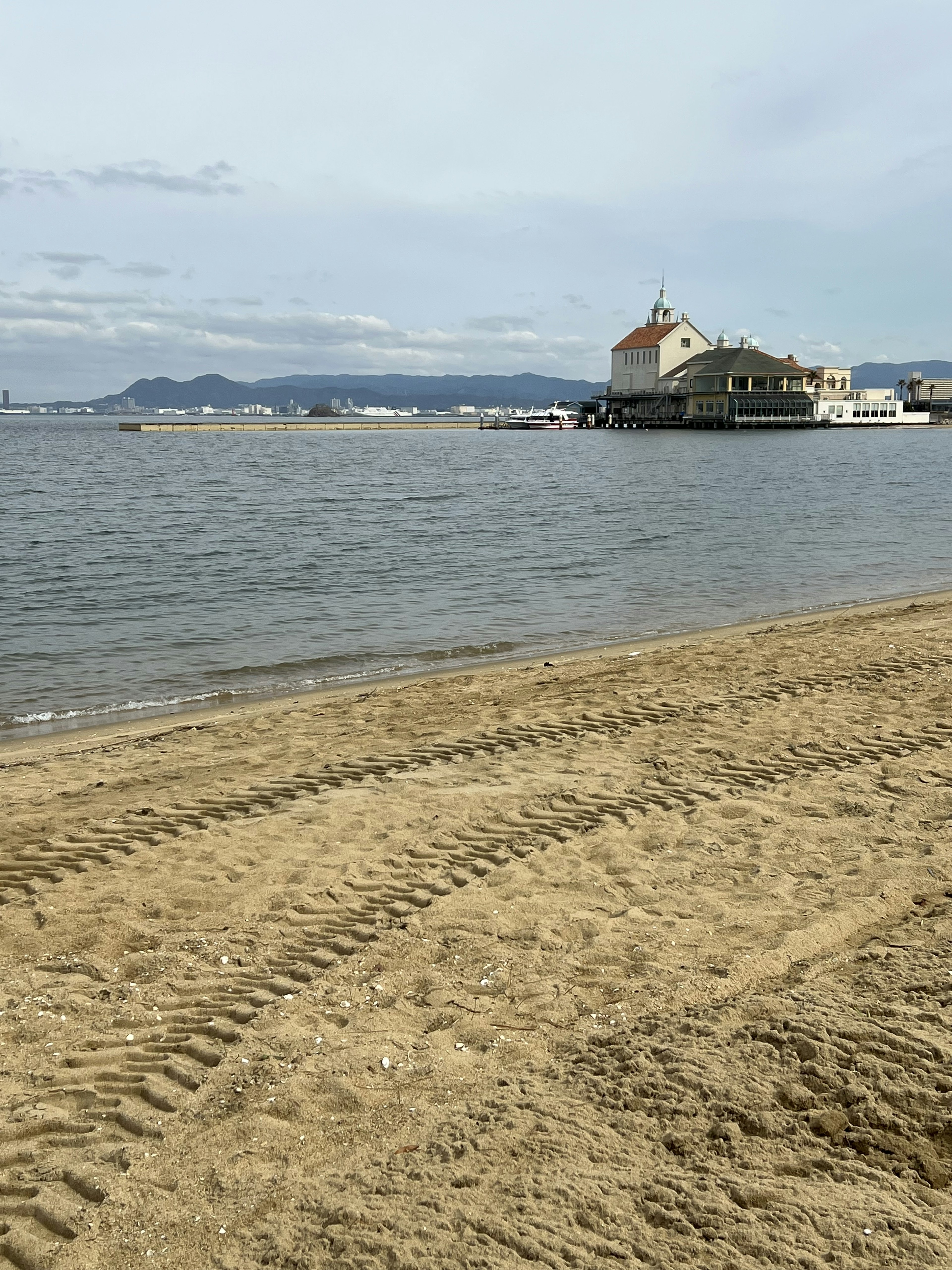 Pemandangan pantai dengan air dan bangunan