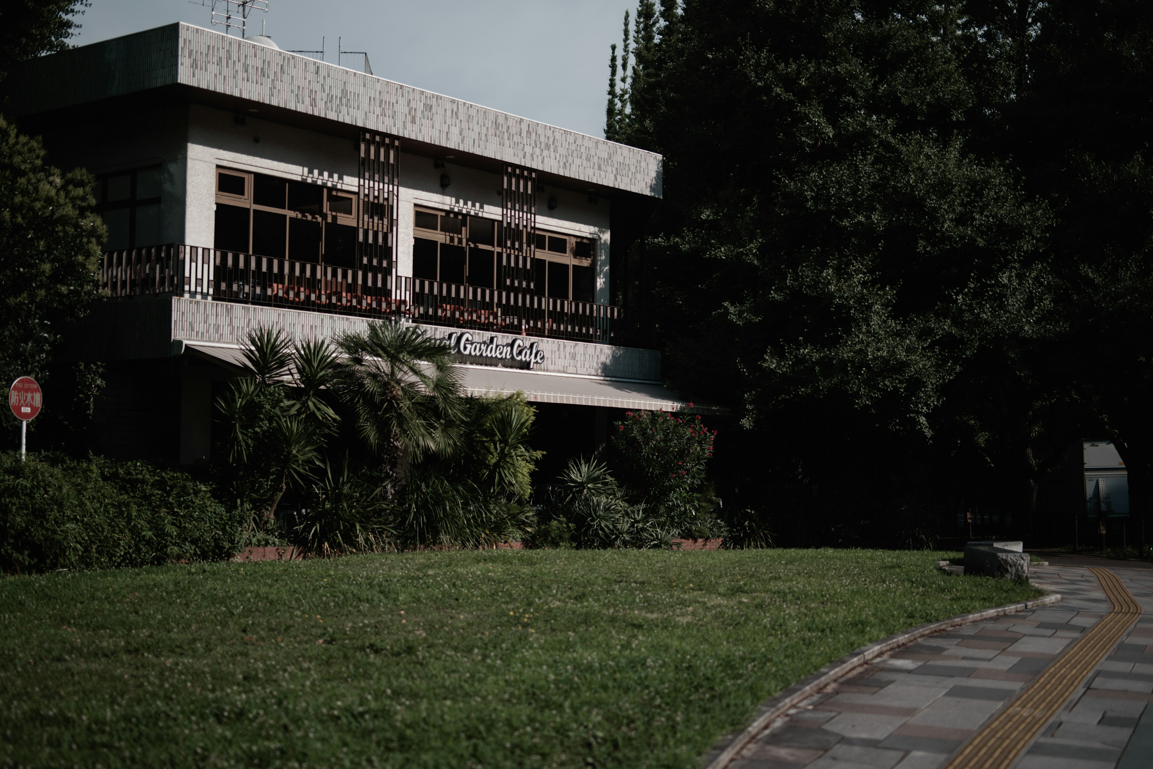 Edificio moderno con un jardín verde en un entorno sereno