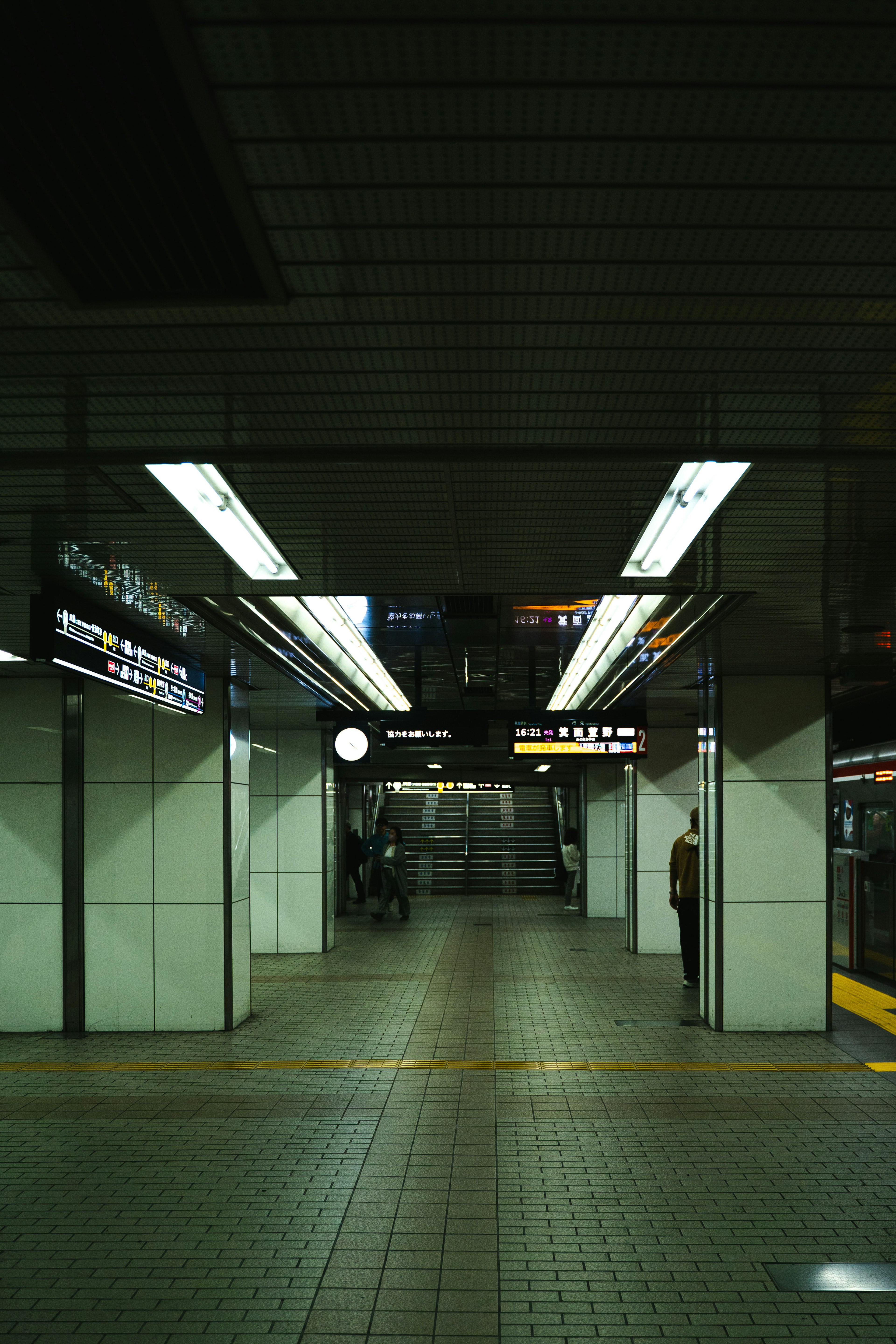 Station de métro avec éclairage lumineux et structure murale blanche