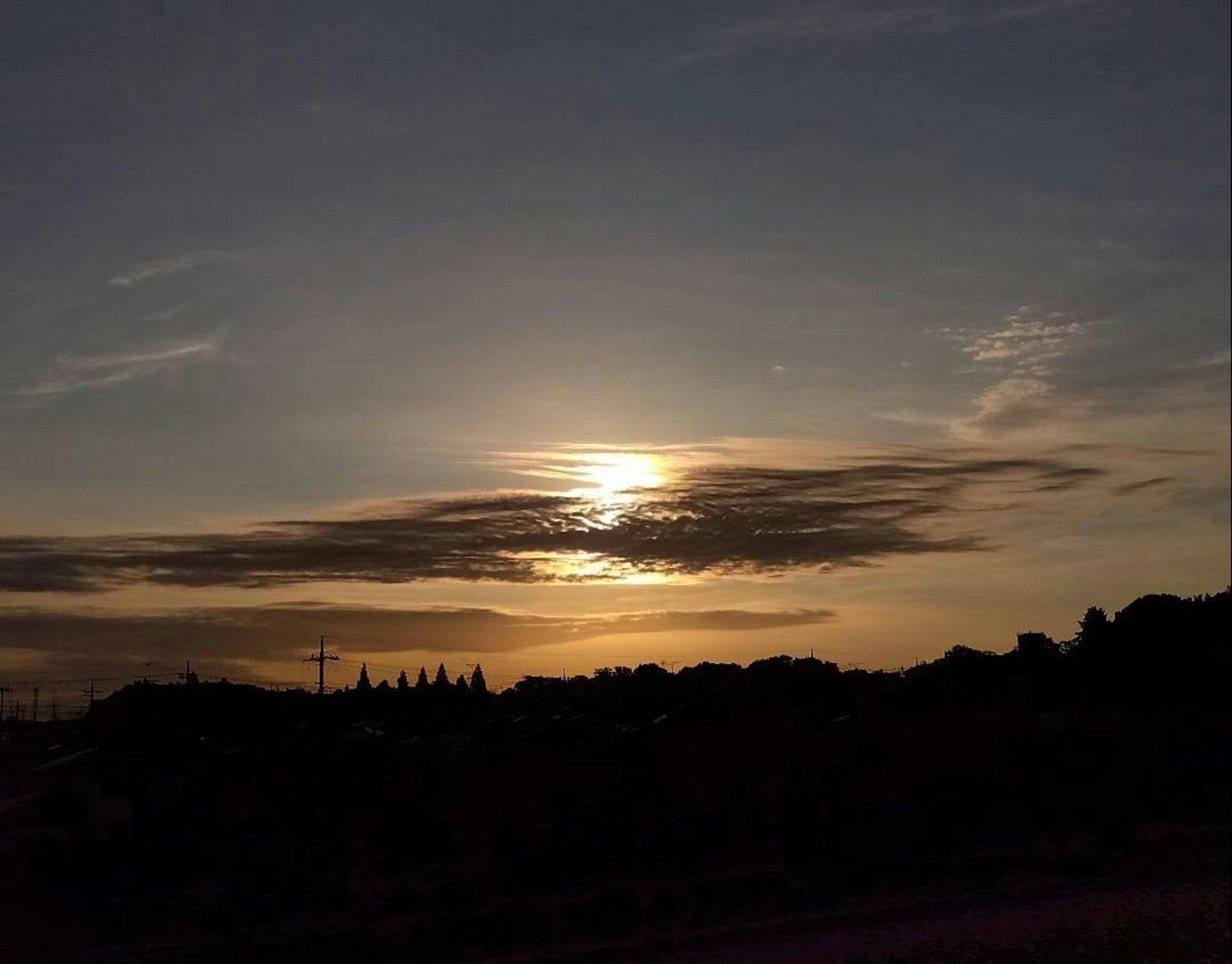 夕阳下的天空与云彩和阳光