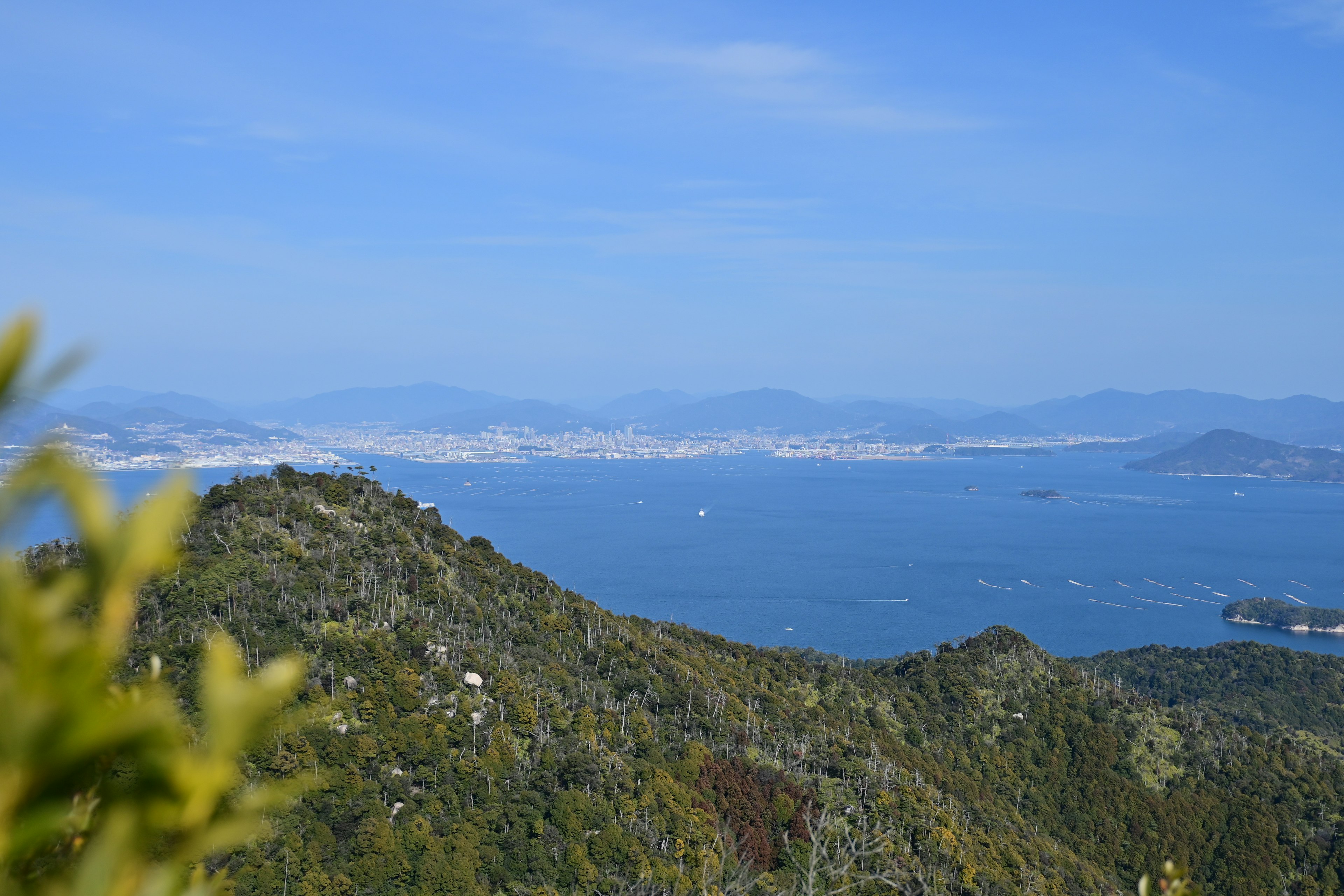 Vue panoramique de la mer bleue et des montagnes en arrière-plan