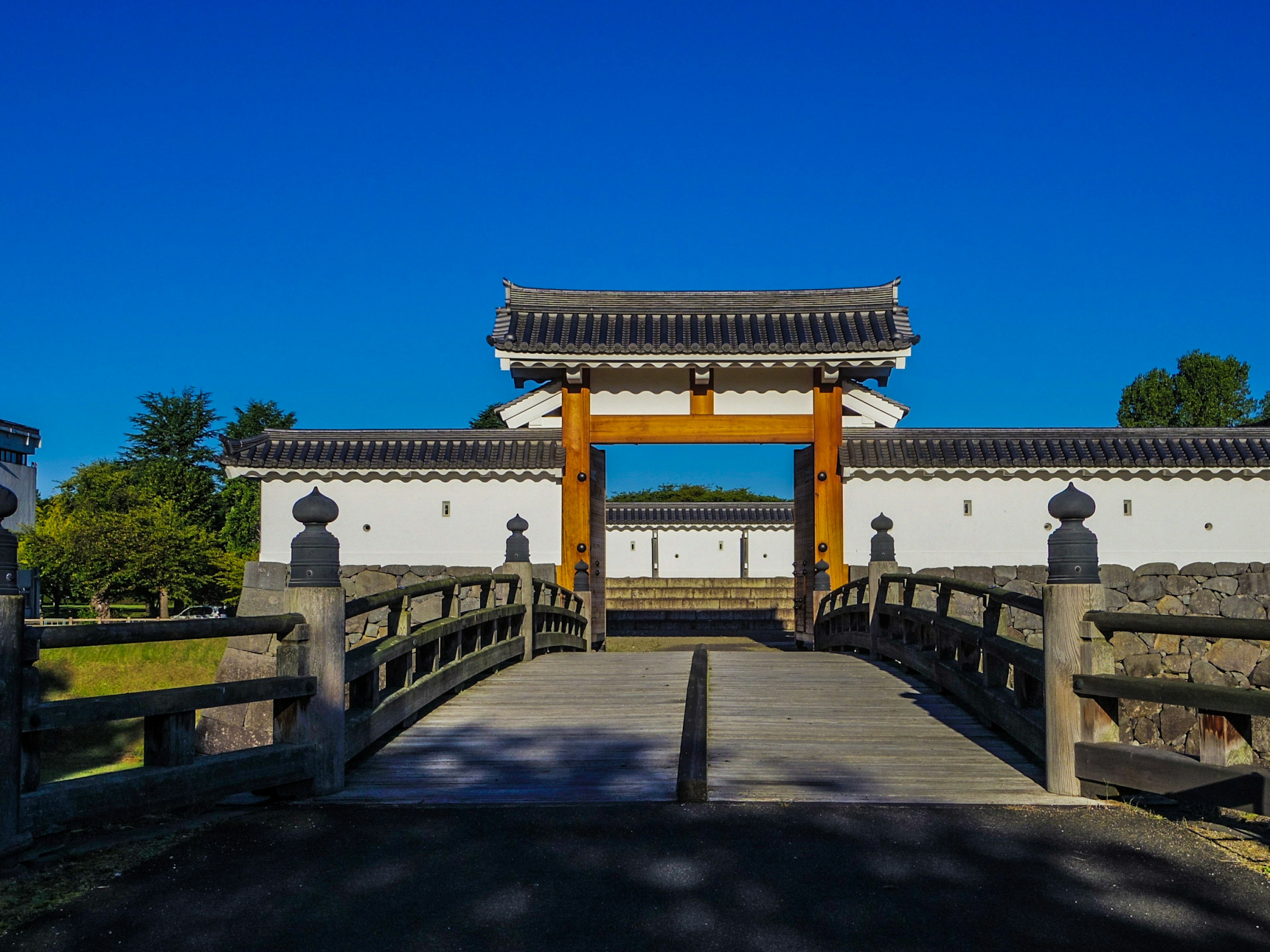 Porta giapponese tradizionale e ponte sotto un cielo blu