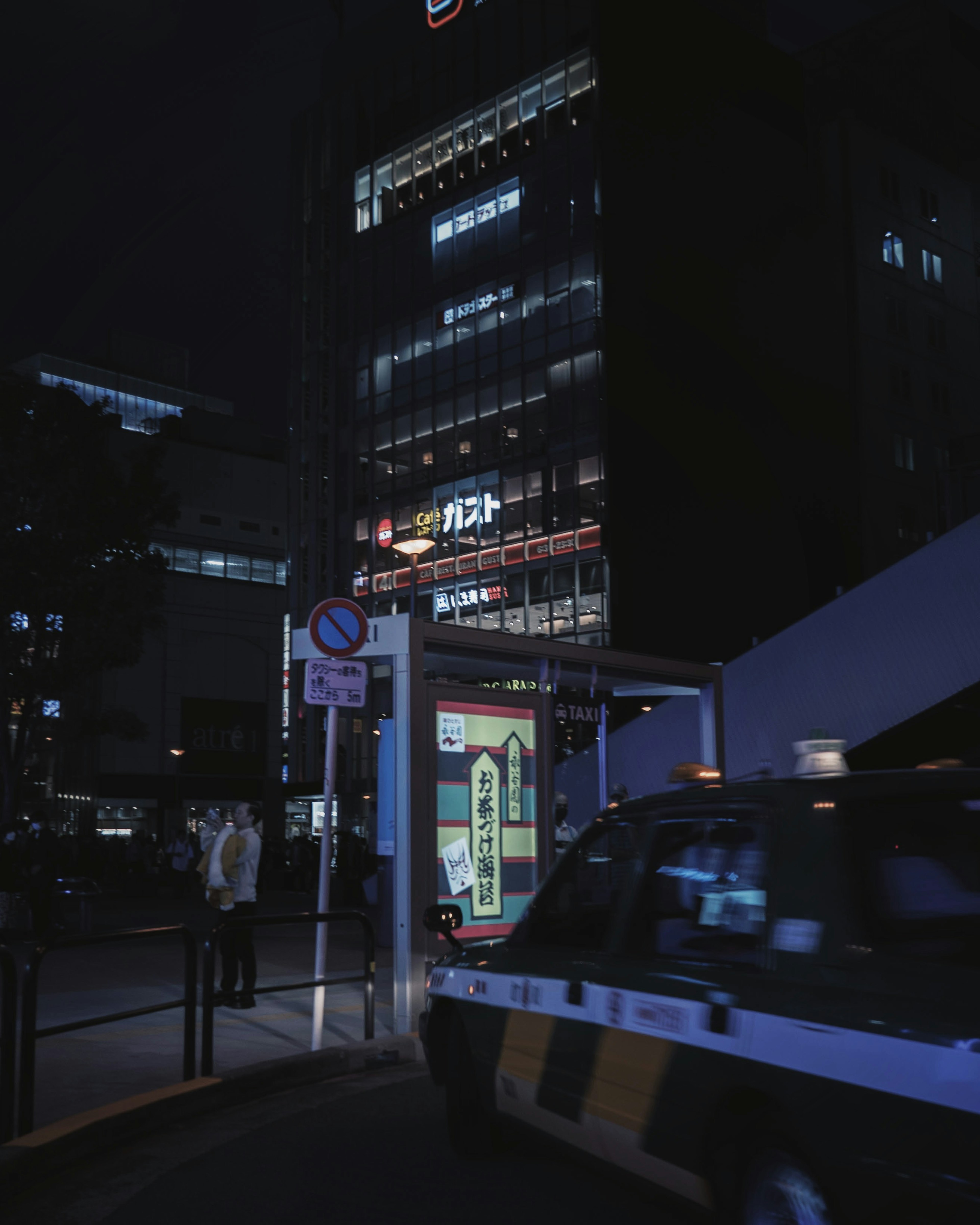 Taxi et lumières de bâtiment dans une scène urbaine nocturne