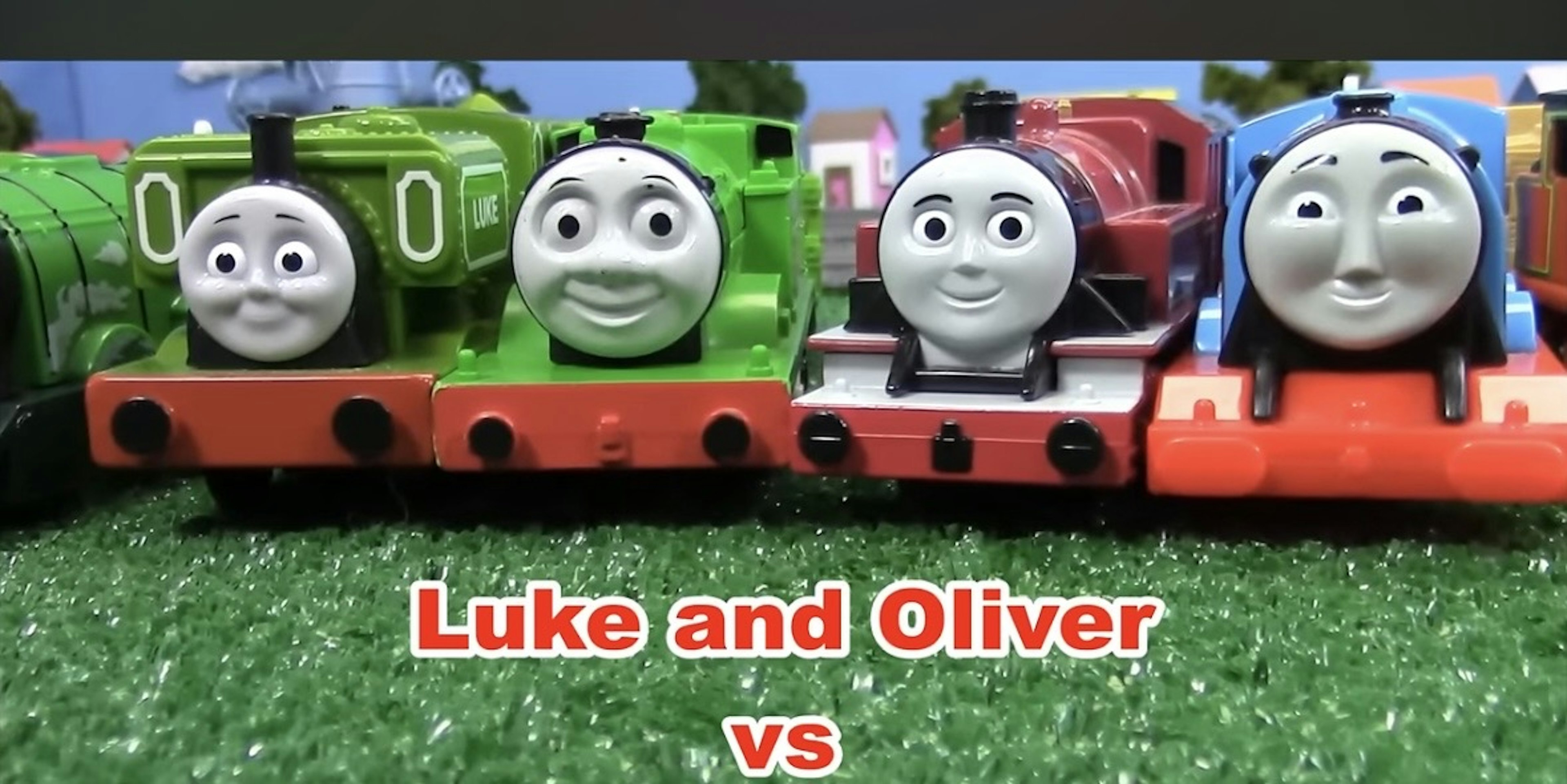 Figure dei personaggi di Thomas, Luke e Oliver che si affrontano con altre locomotive su una superficie verde