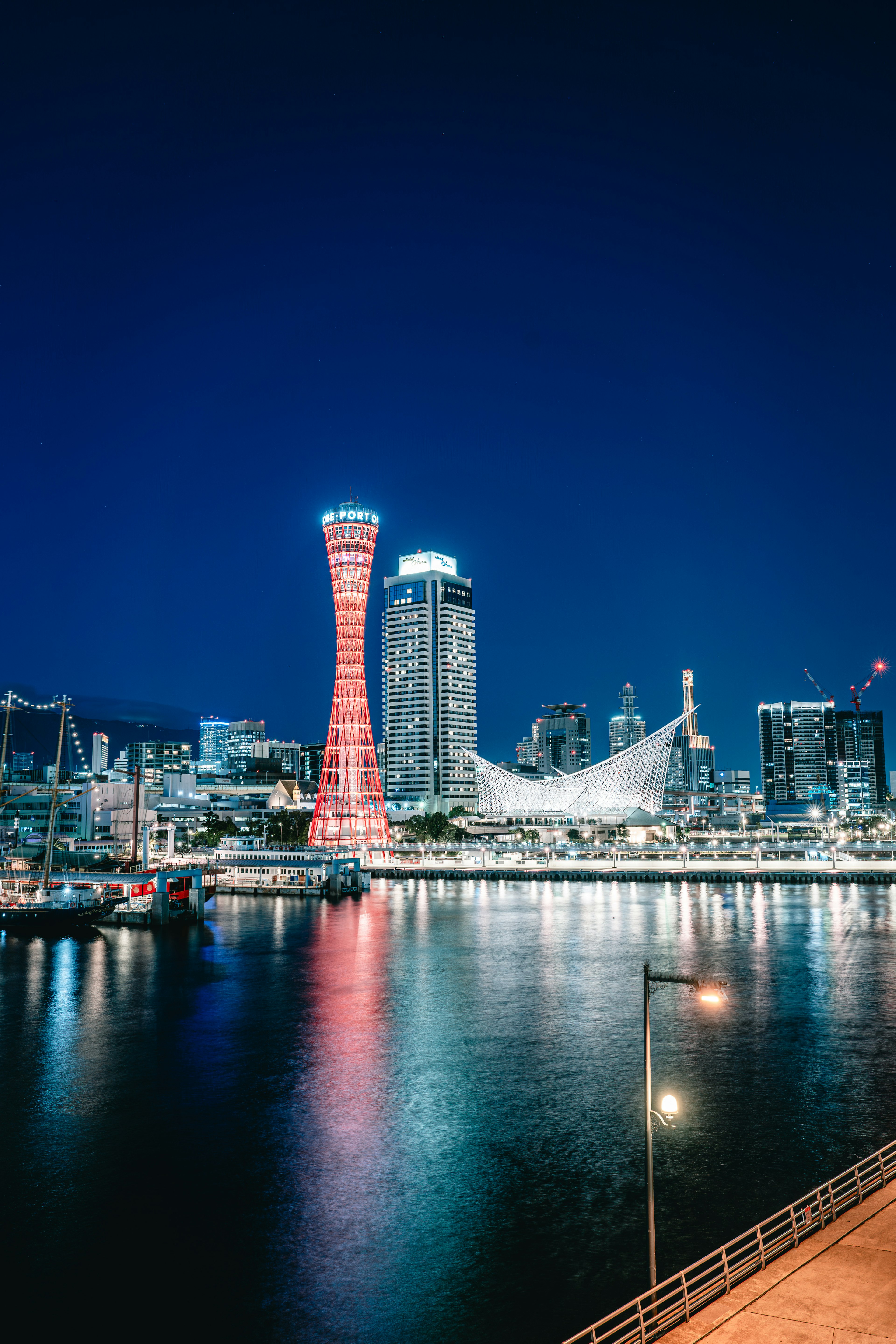 Cielo notturno di Kobe con il porto e gli edifici