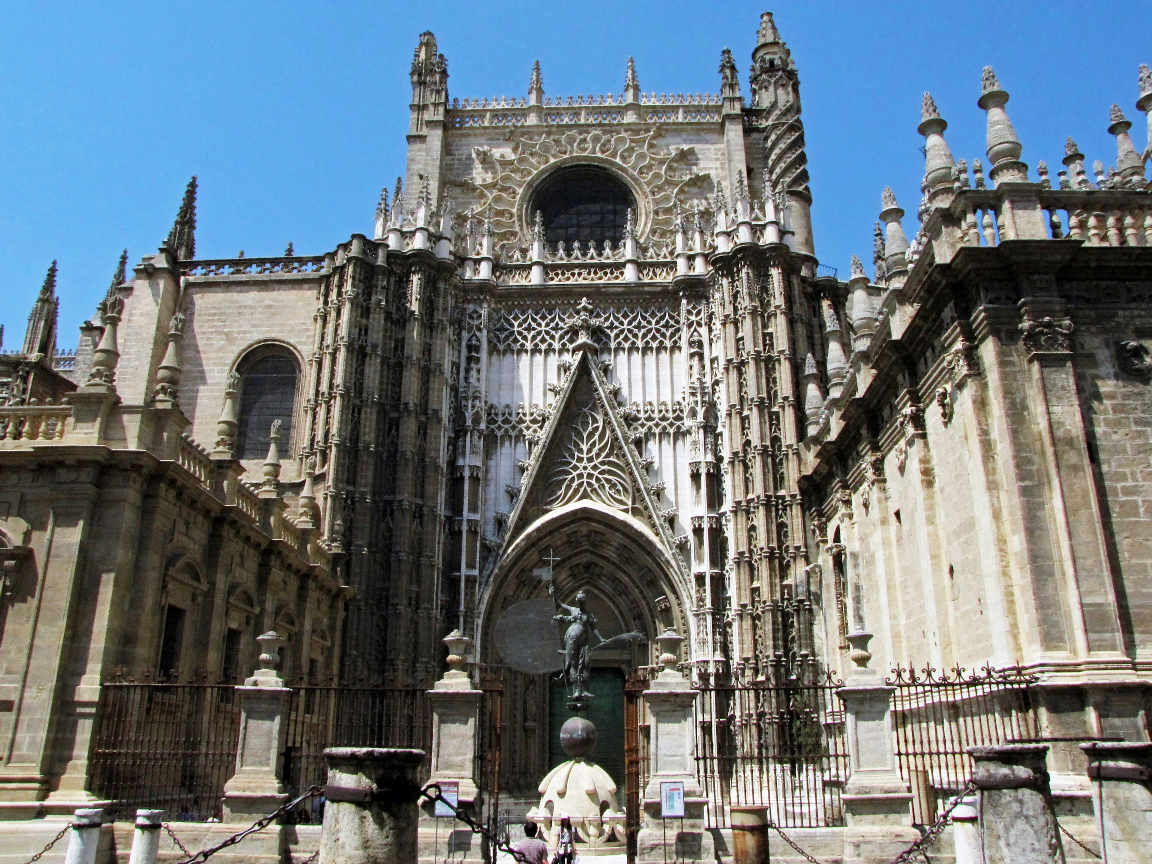 Majestätische Fassade der Kathedrale von Sevilla mit Details der gotischen Architektur