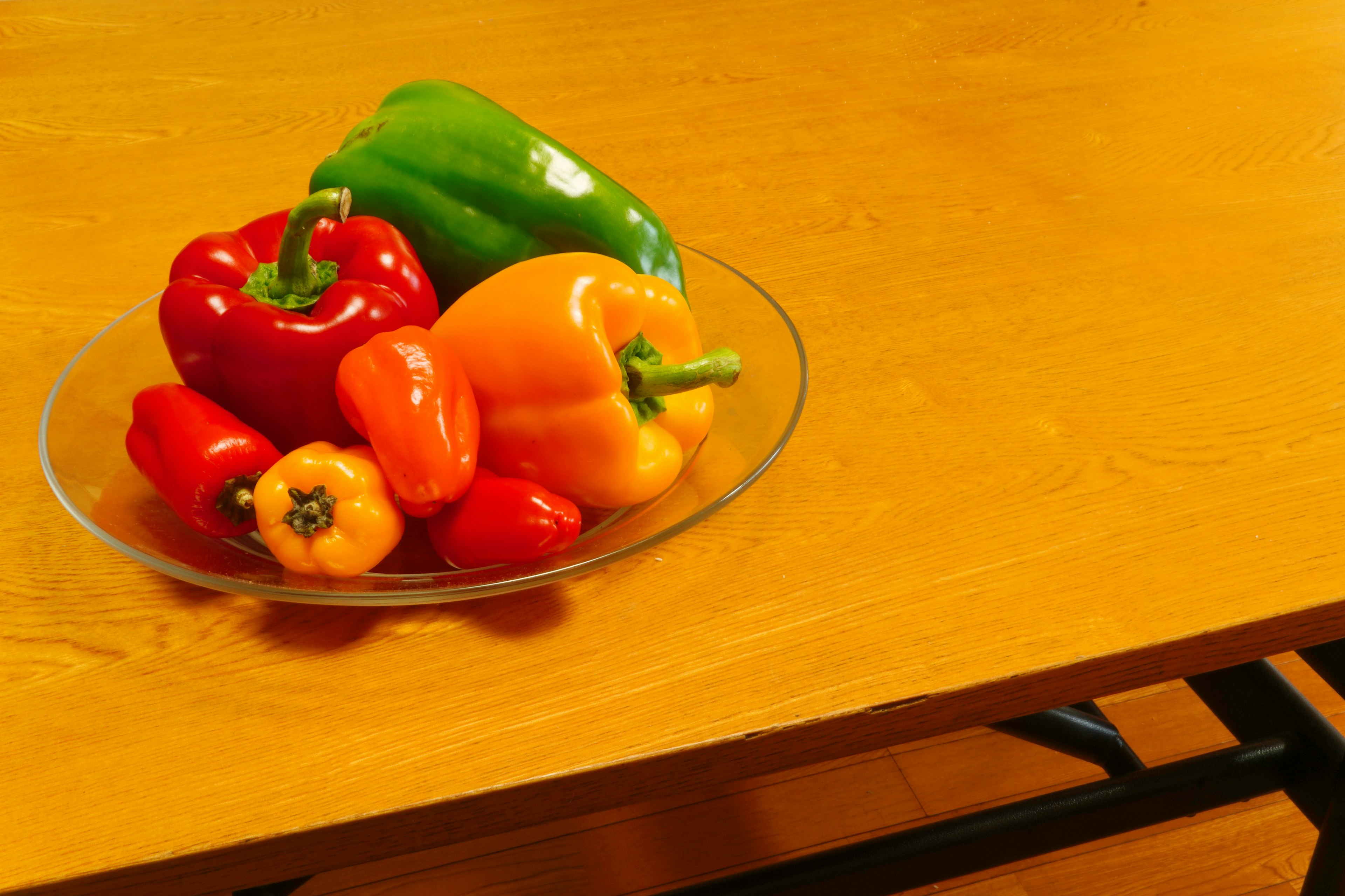 Una colorida variedad de pimientos y pimientos dulces dispuestos en un plato