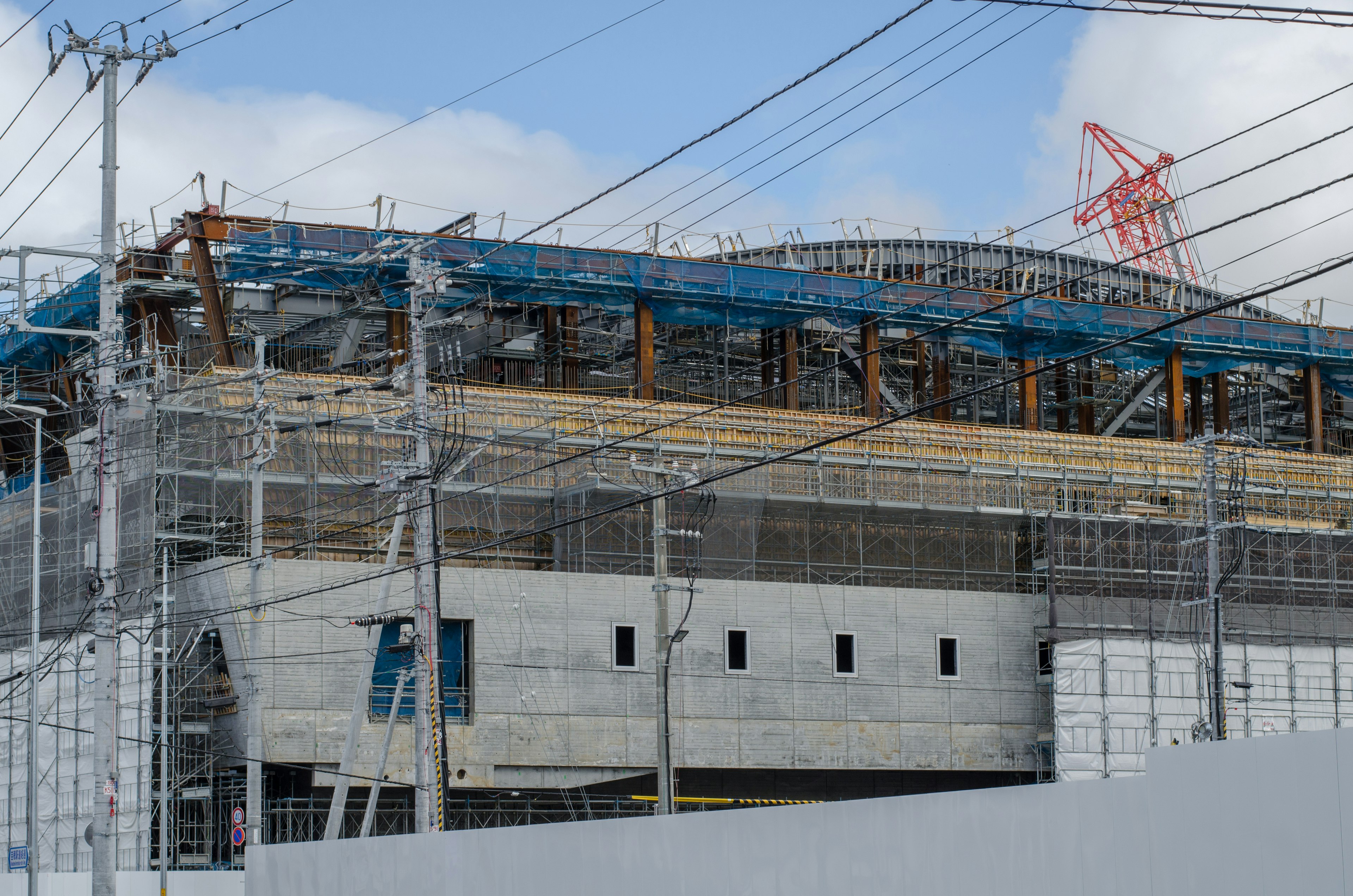 Esterno dello stadio in costruzione con copertura del tetto blu