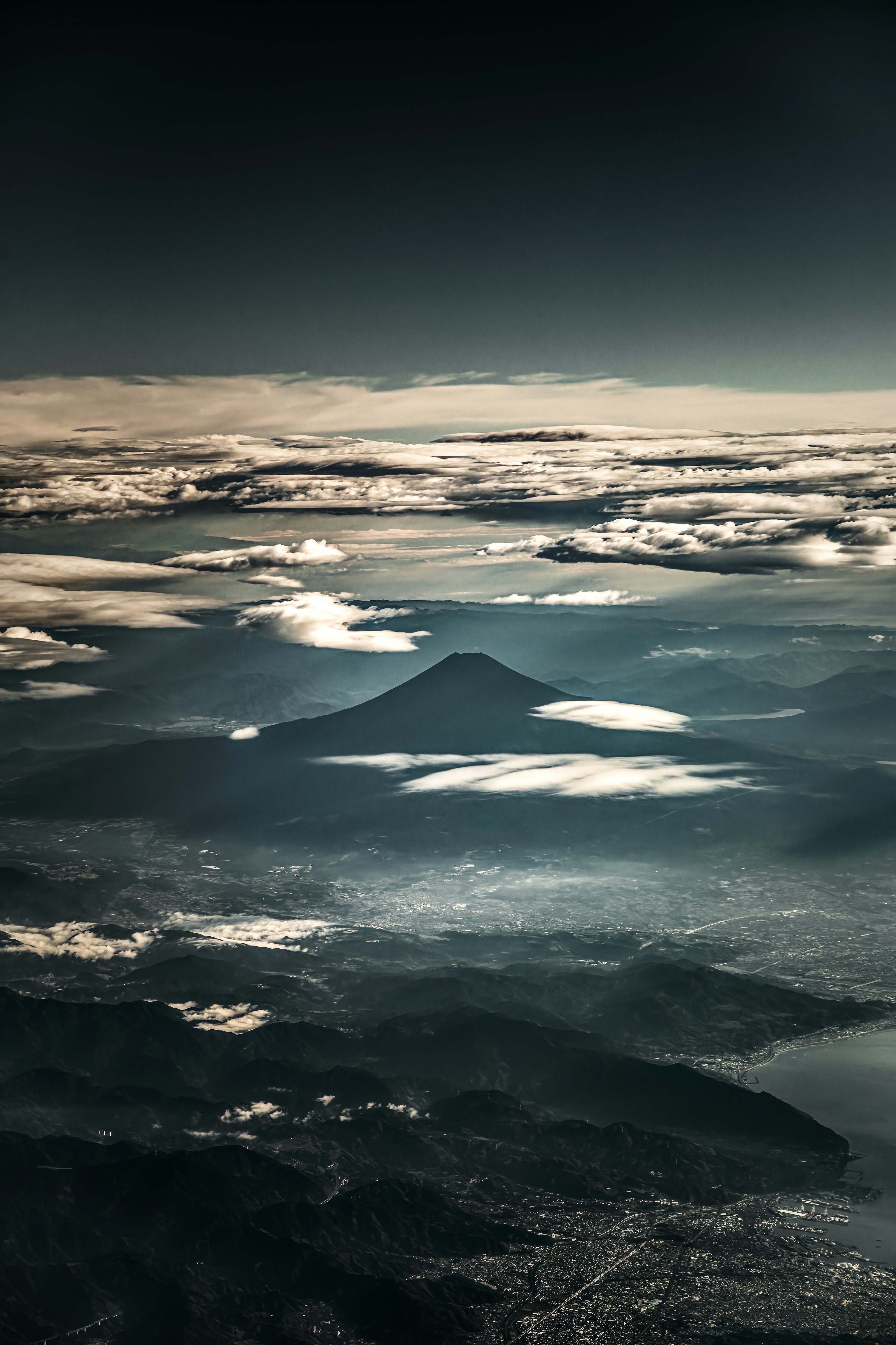 空から見た山と雲の景色