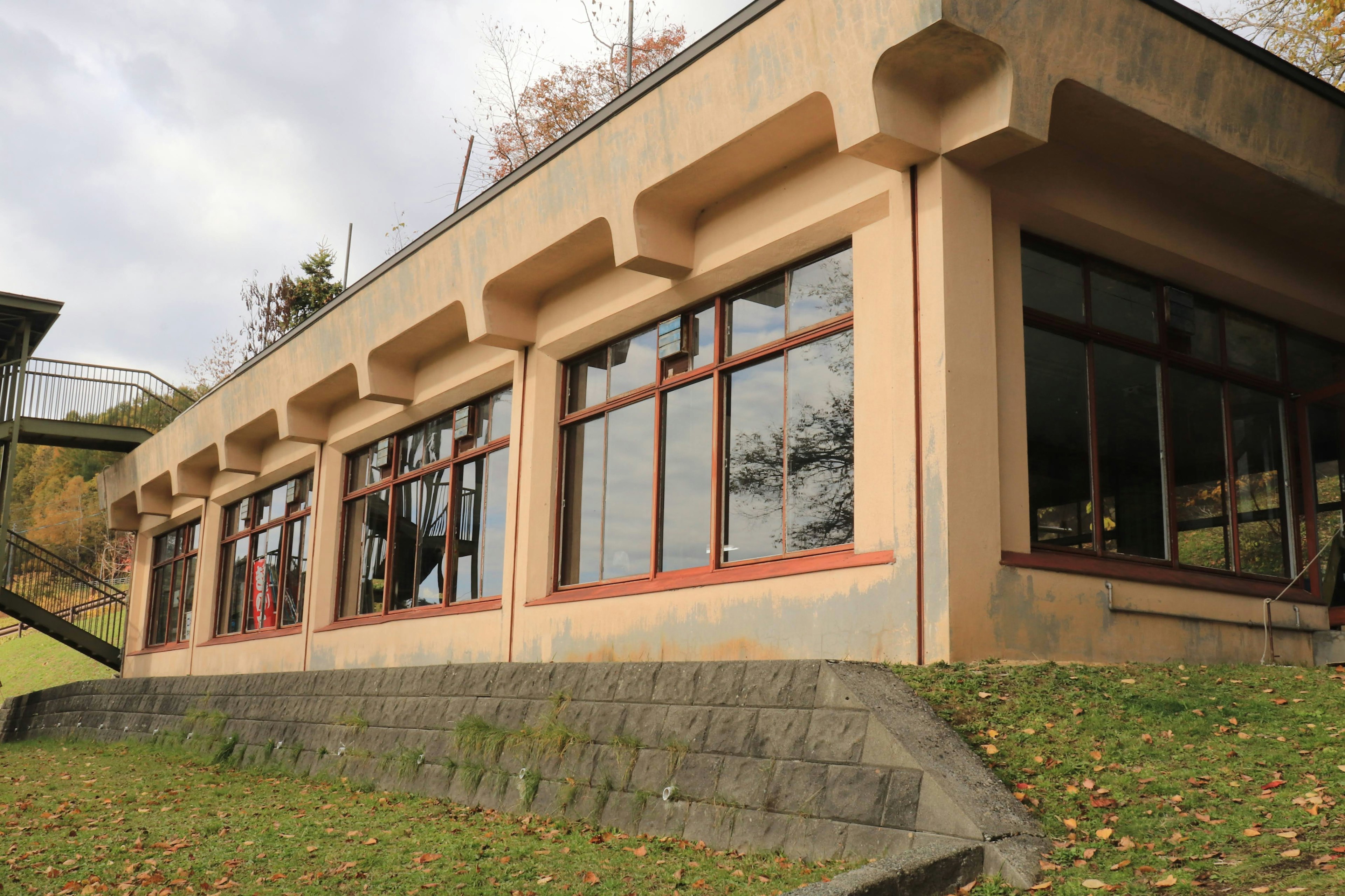 Modernes Gebäude im Gebirge mit großen Fenstern und hellem Design