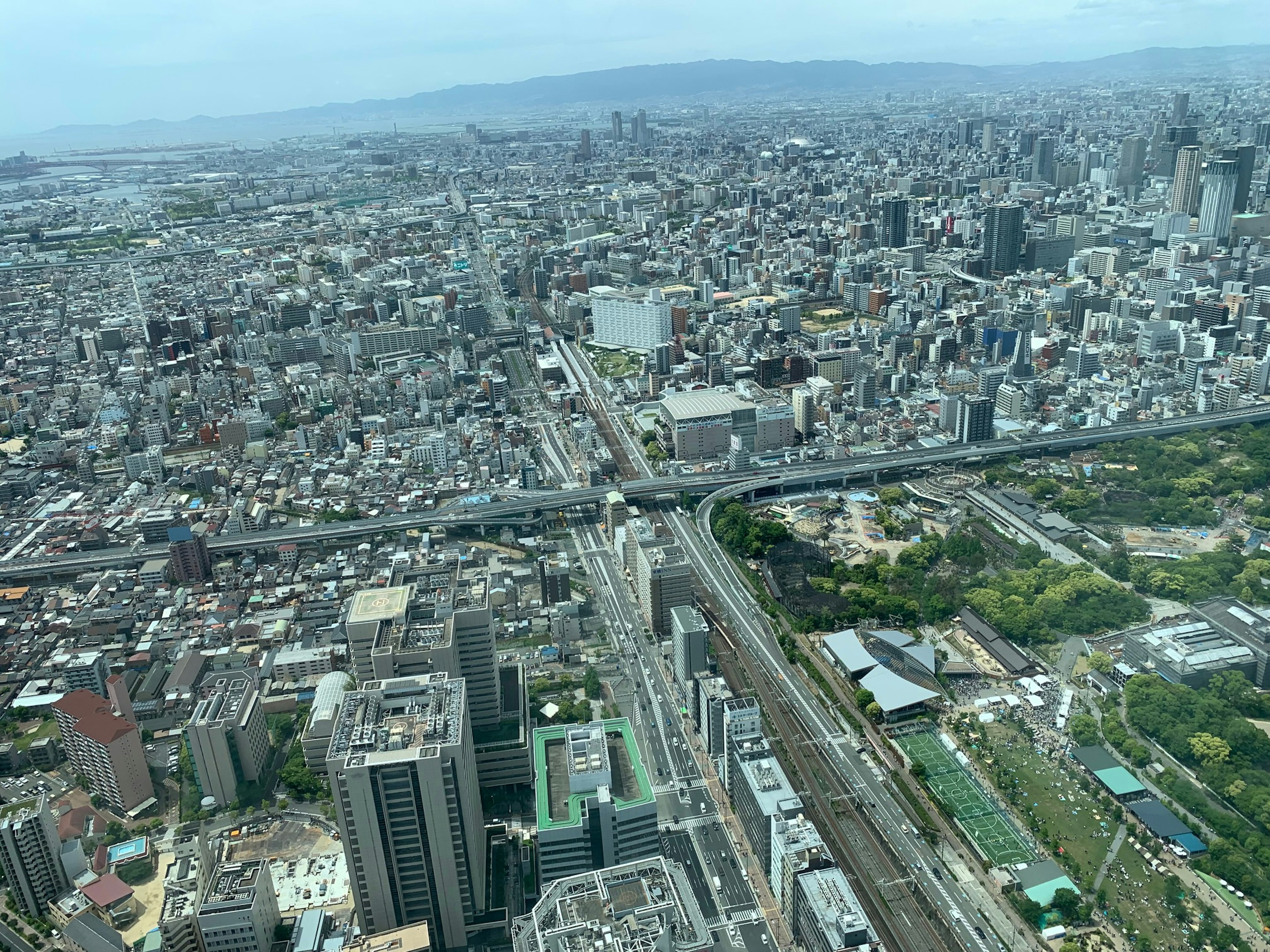 Vista aerea di un ampio paesaggio urbano con grattacieli e autostrade